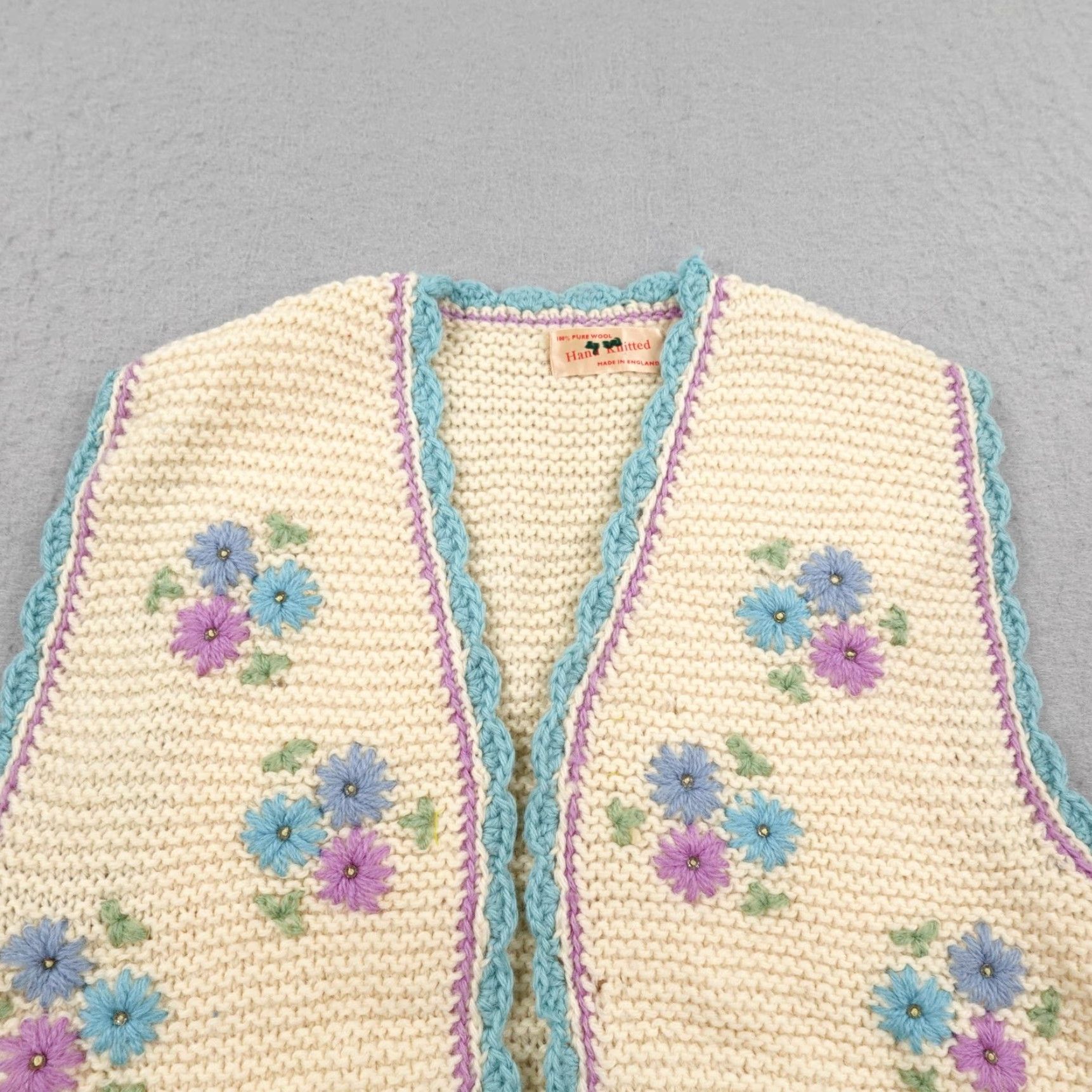 Vintage VINTAGE Hand Knitted Sweater Vest Womens XS Beige Blue Cardigan Floral Hearts Size XS / US 0-2 / IT 36-38 - 2 Thumbnail