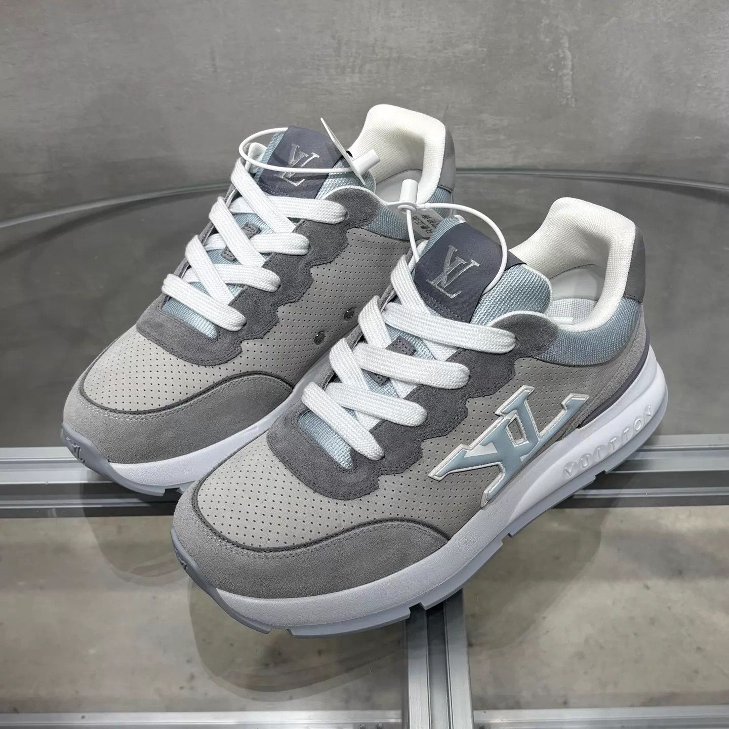 Louis Vuitton LV Classic Sneaker Gray UK6.5/40.5 New with Box Size US 7.5 / EU 40-41 - 2 Thumbnail