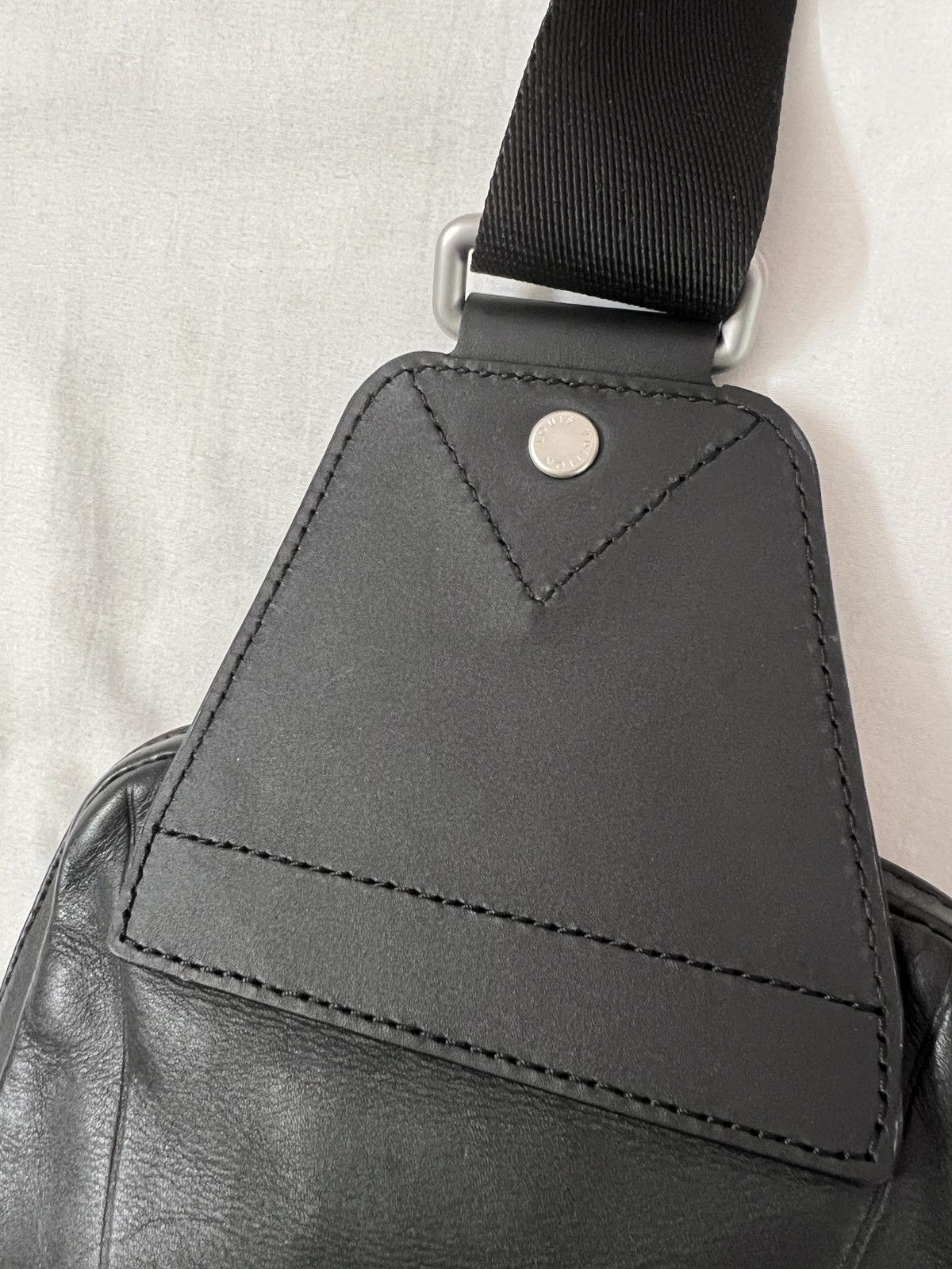 Louis Vuitton LV Louis Vuitton Avenue Slingbag Sling Bag Backpack Black Size ONE SIZE - 5 Thumbnail
