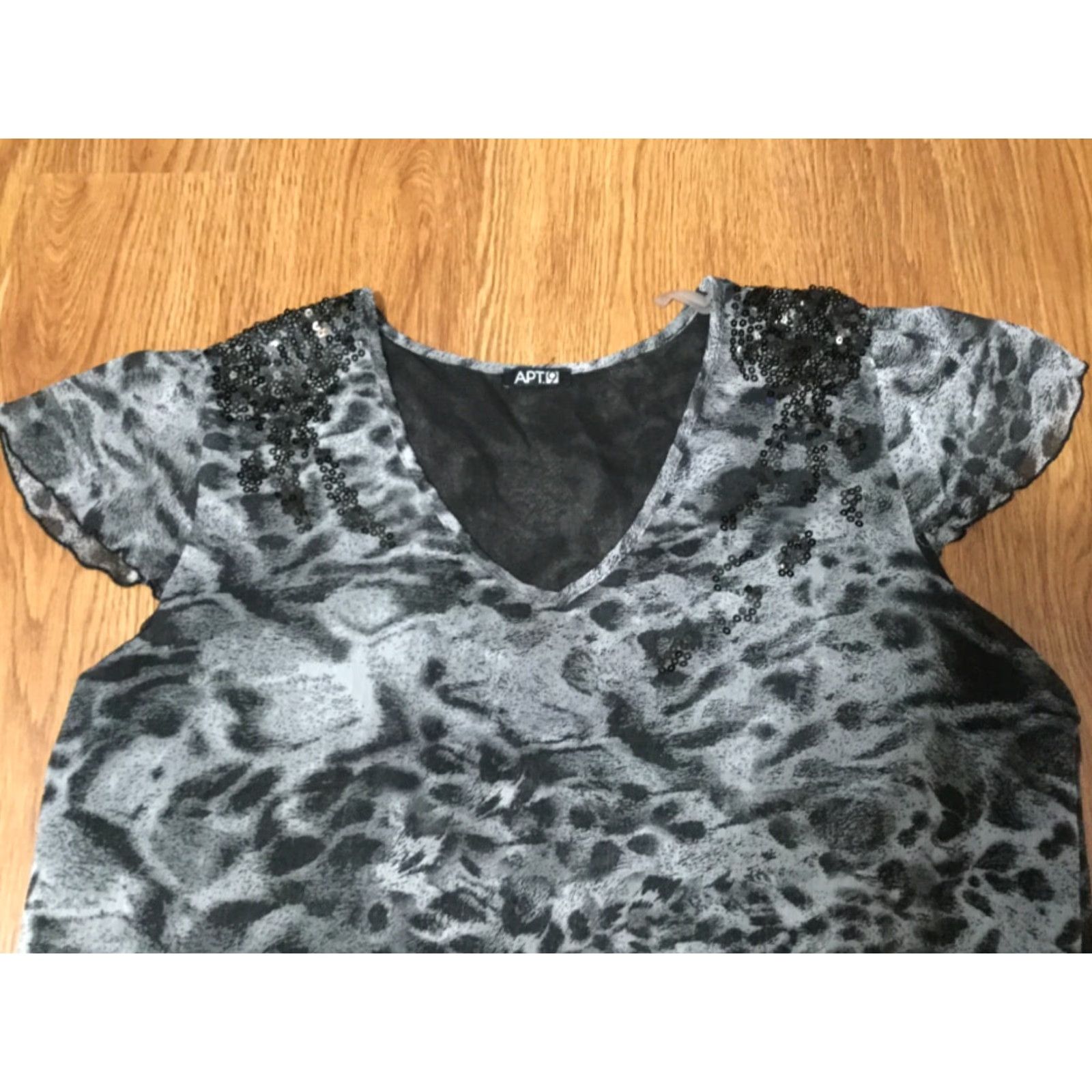 Apt. 9 APT.9 Black & White Cap Sleeve V-neck Top Blouse Jeweled Accent Size XL Size XL / US 12-14 / IT 48-50 - 2 Thumbnail