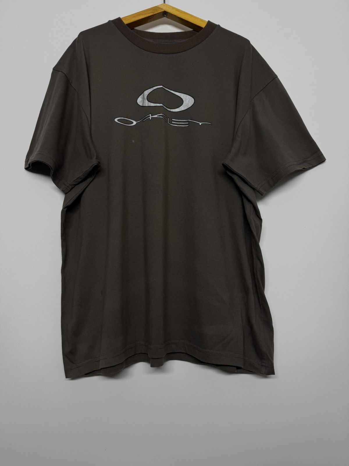Oakley Vintage OAKLEY Center Logo T Shirt Hype Rare Gorpcore Size US L / EU 52-54 / 3 - 7 Thumbnail