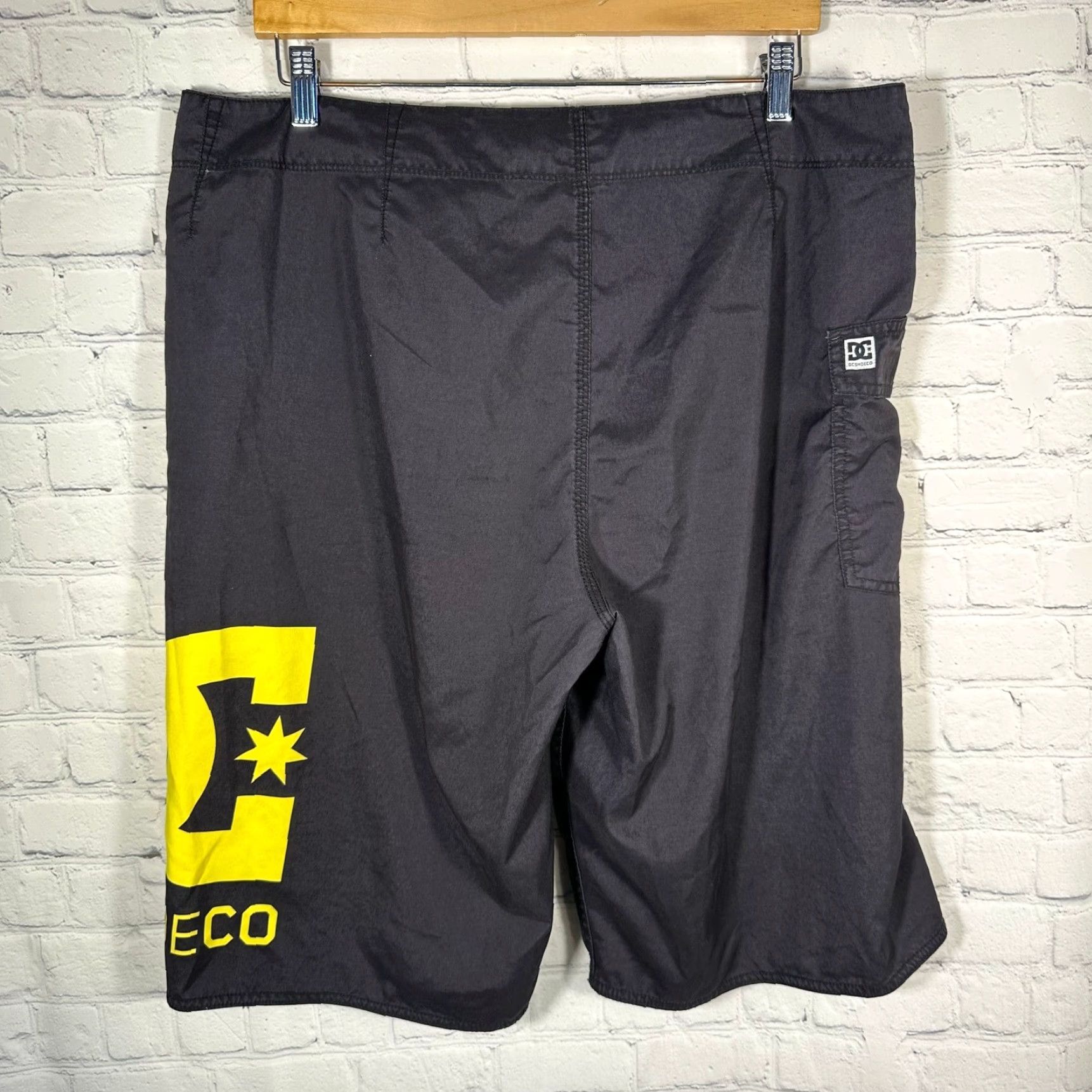 Vintage DC Shoes Mens Board Shorts Black Yellow Logo Cargo Pocket Swim Trunks 38 Size US 38 / EU 54 - 5 Thumbnail