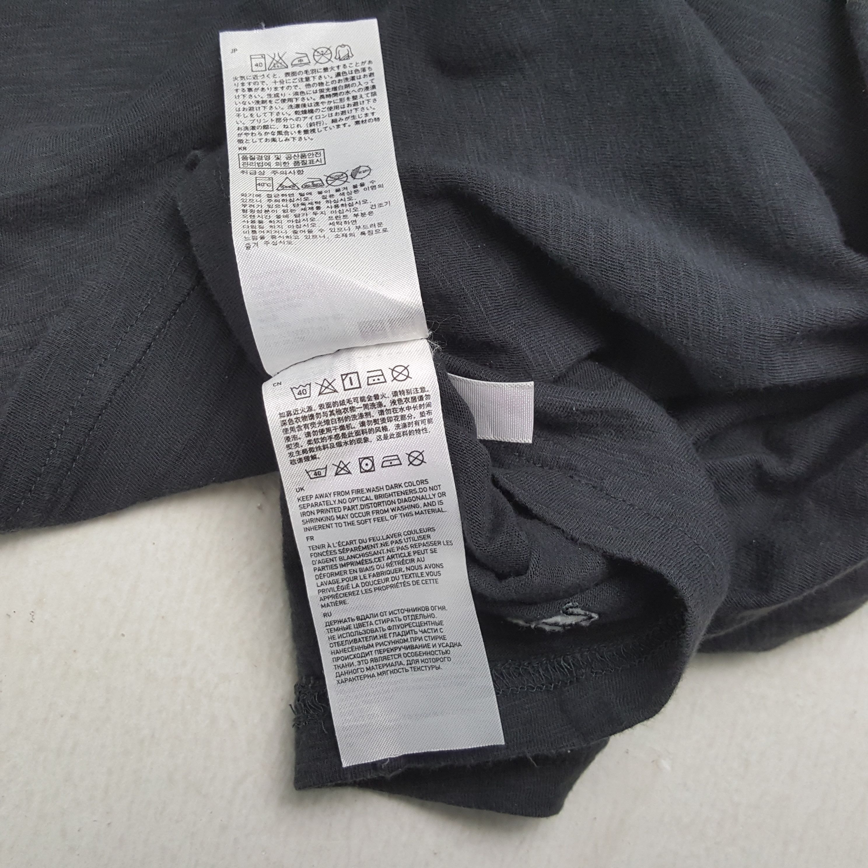 Japanese Brand UNIQLO UNDERCOVER Skulls Design Japanese Brand Tshirt Size US S / EU 44-46 / 1 - 5 Thumbnail