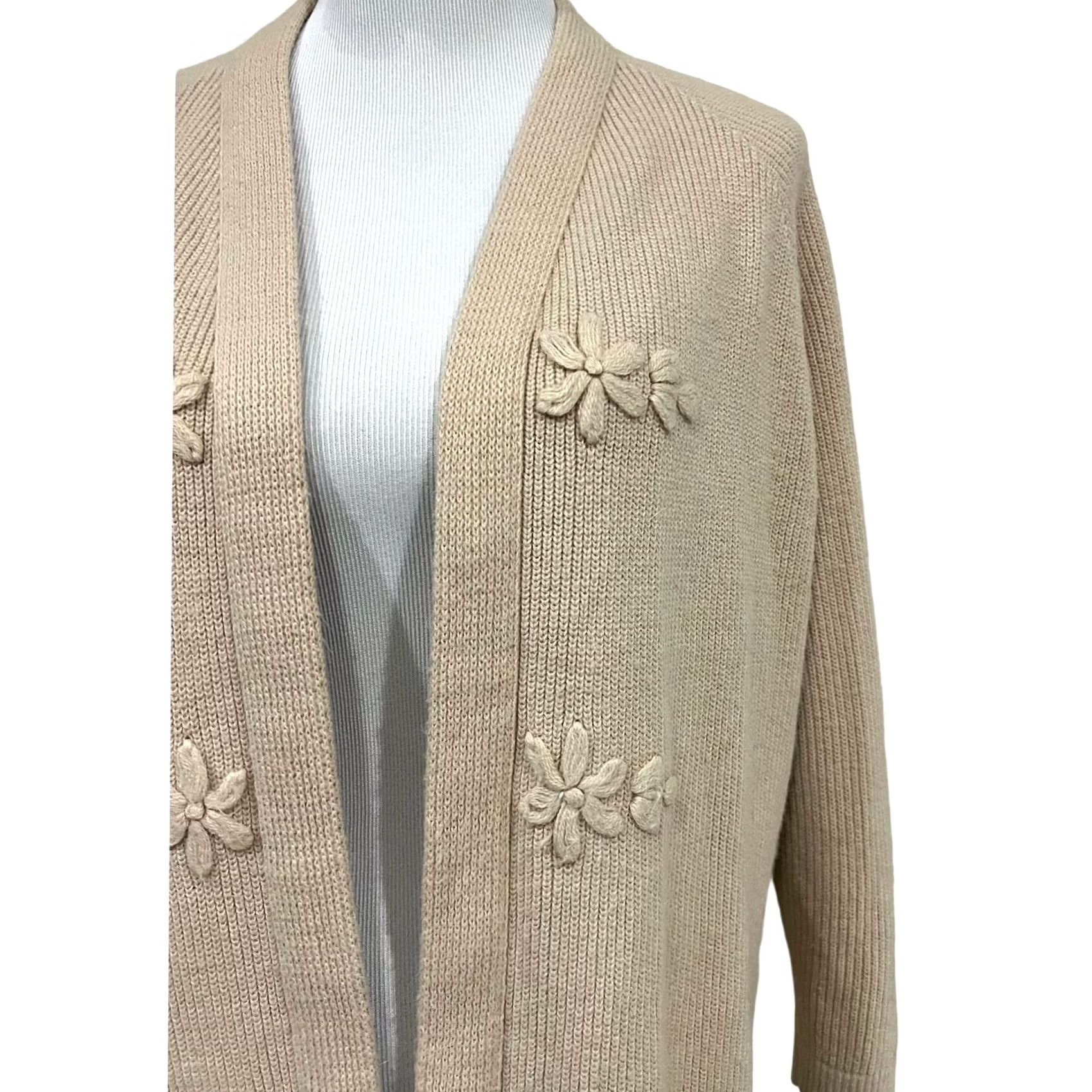 Vintage VINTAGE Rosalee Cardigan Sweater Women Beige Flowers 24" Chest 22" Length 13.5" Sleeve M Adults Womens Size M / US 6-8 / IT 42-44 - 2 Thumbnail