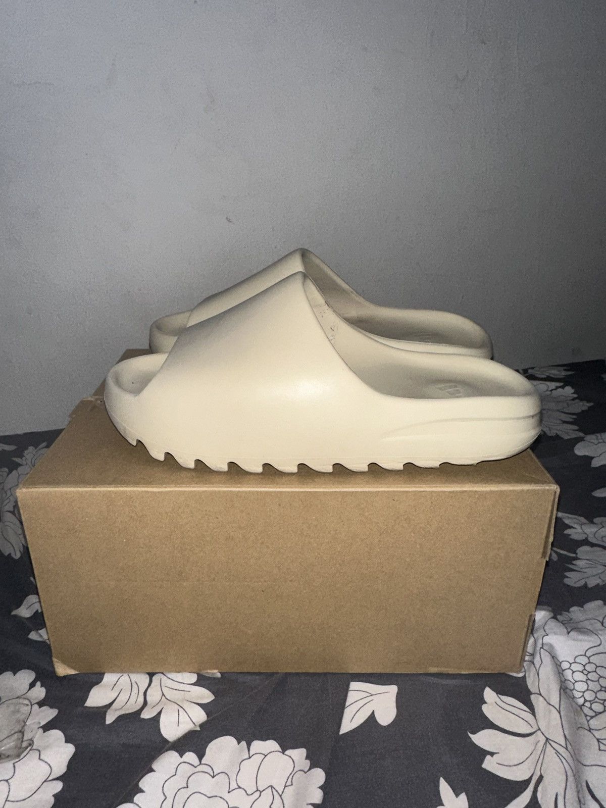Adidas × Yeezy Yeezy Slide Bone 2019 Size US 9 / EU 42 - 4 Thumbnail