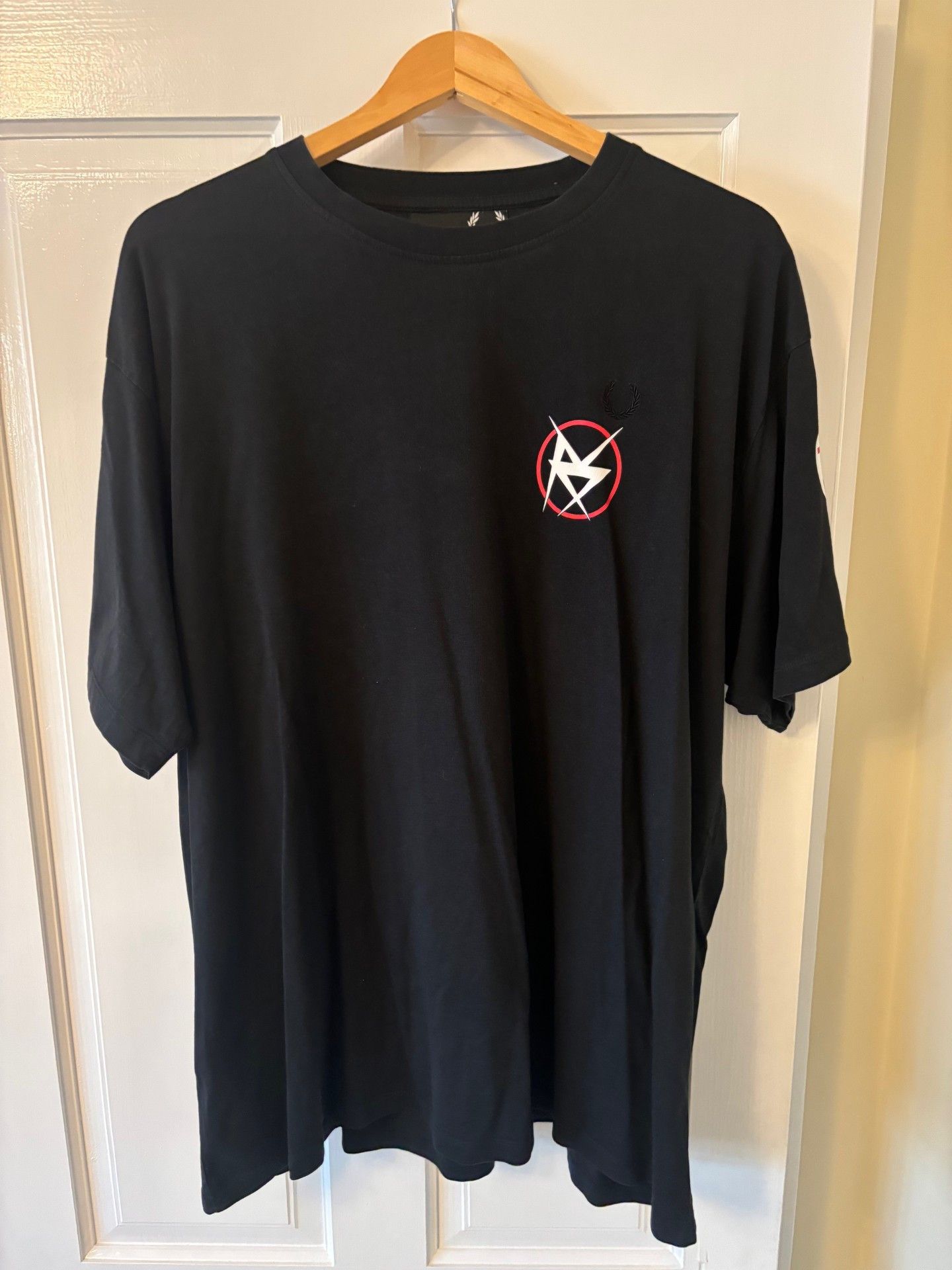 T-shirt oversize noir imprimé petit neuf avec étiquette Fred Perry X