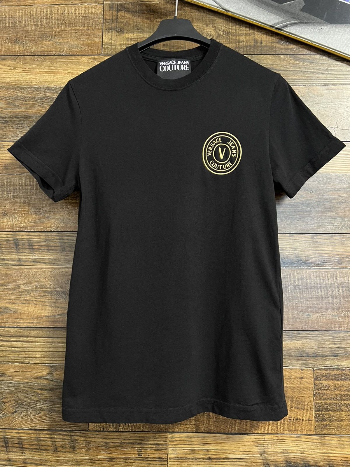 VERSACE JEANS COUTURE Embroidered V-Emblem Logo Gold T-Shirt