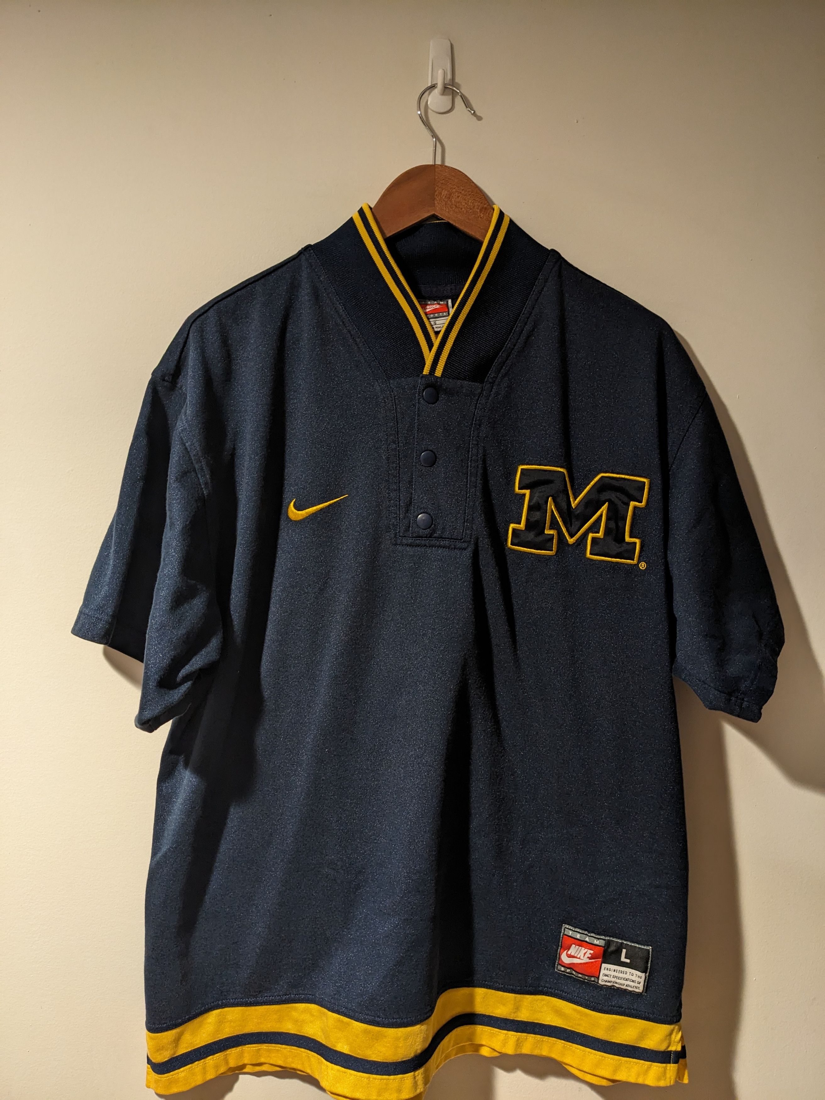 Vintage Vintage 90s Nike Team Michigan University Snap Up T-Shirt Size US L / EU 52-54 / 3 - 1 Thumbnail