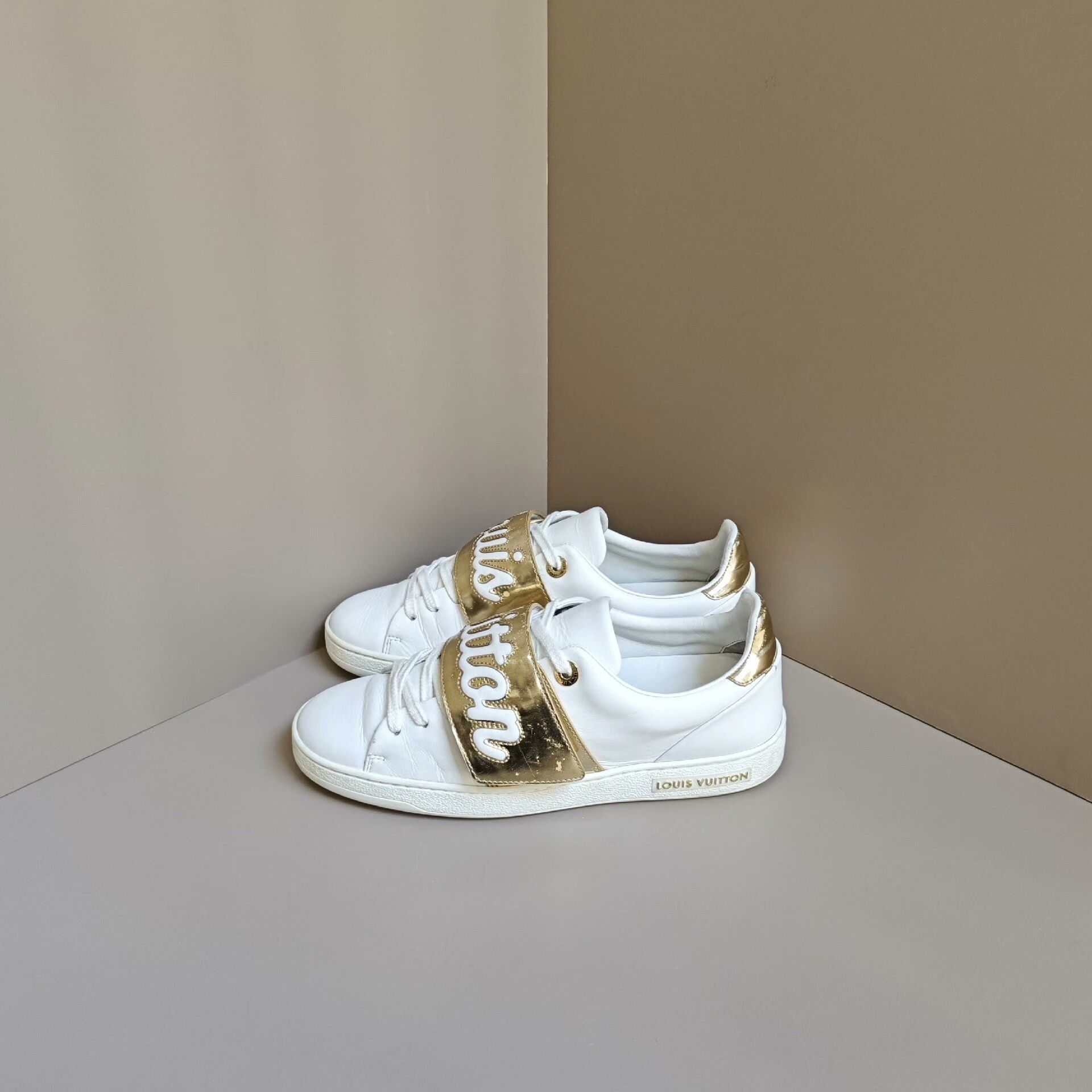 Louis Vuitton Louis Vuitton White Lowtop Sneakers us_6 Women Size US 6 / IT 36 - 1 Thumbnail