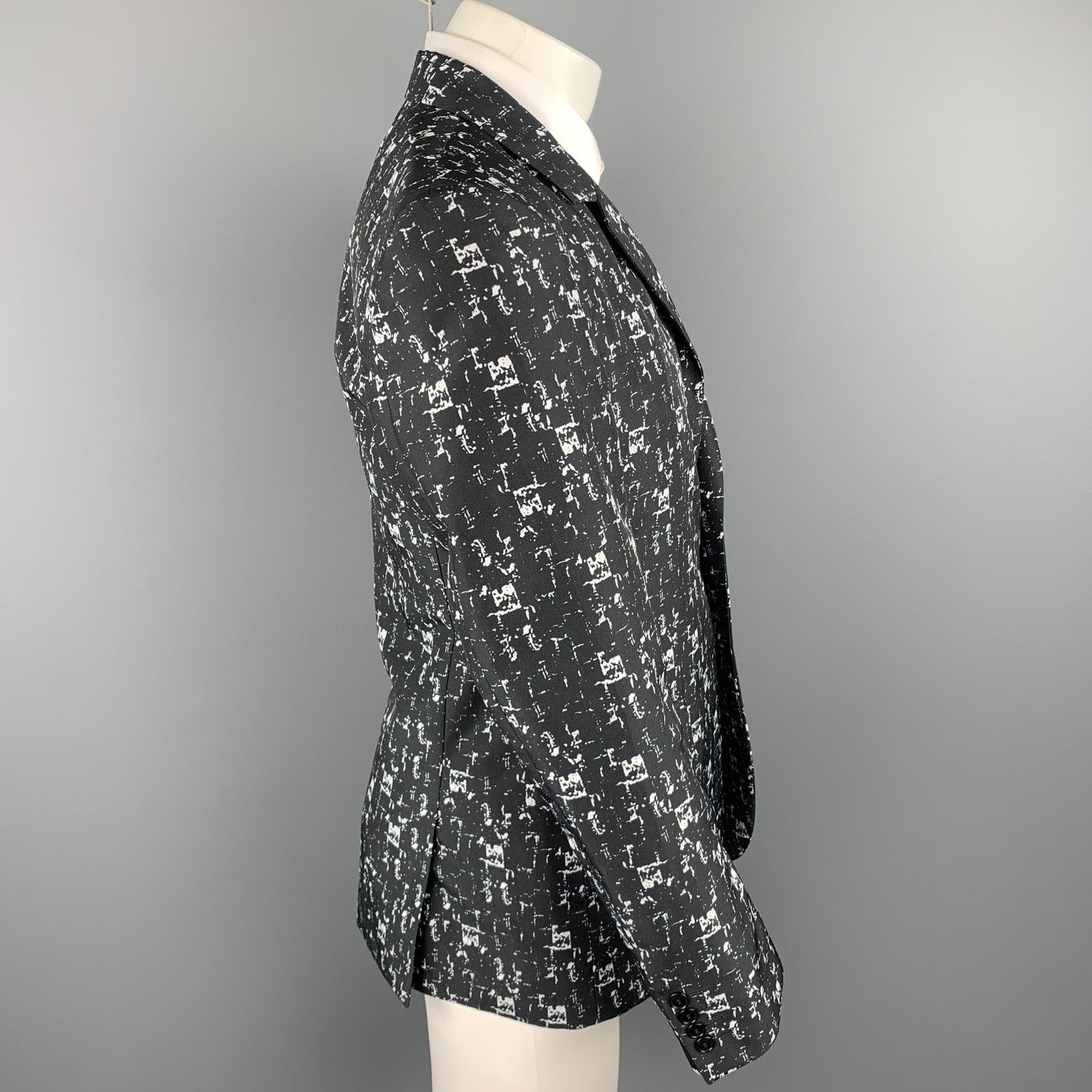 Calvin Klein Size 40 Black & White Print Polyester Sport Coat Size 40R - 3 Thumbnail