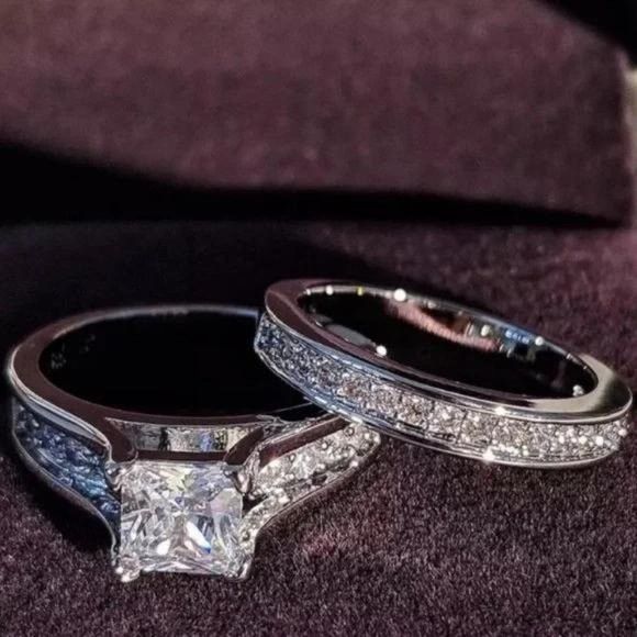 Other Women's 18k Diamond Ring Size 7 Size ONE SIZE - 1 Preview