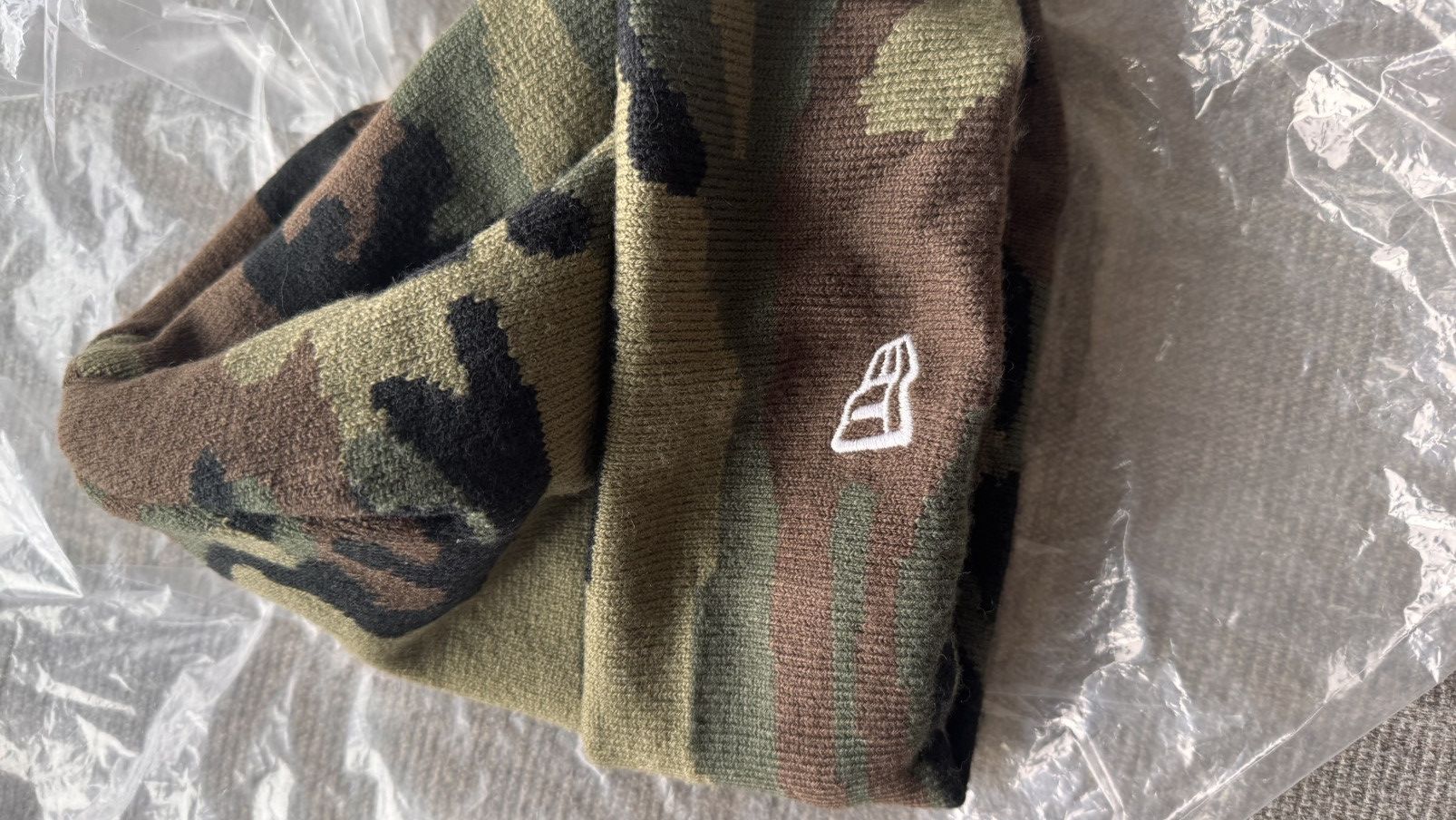 Supreme × Swarovski Supreme New Era Swarovski S Logo Beanie Woodland Camo Size ONE SIZE - 3 Thumbnail
