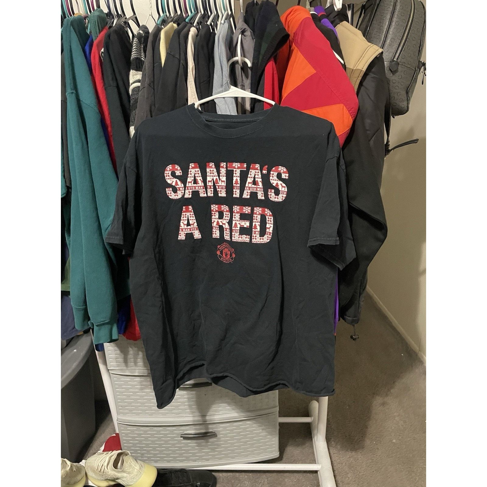 Gildan SIZE XL- MANCHESTER UNITED CHRISTMAS SHIRT Santa Is A Red Size US XL / EU 56 / 4 - 1 Thumbnail