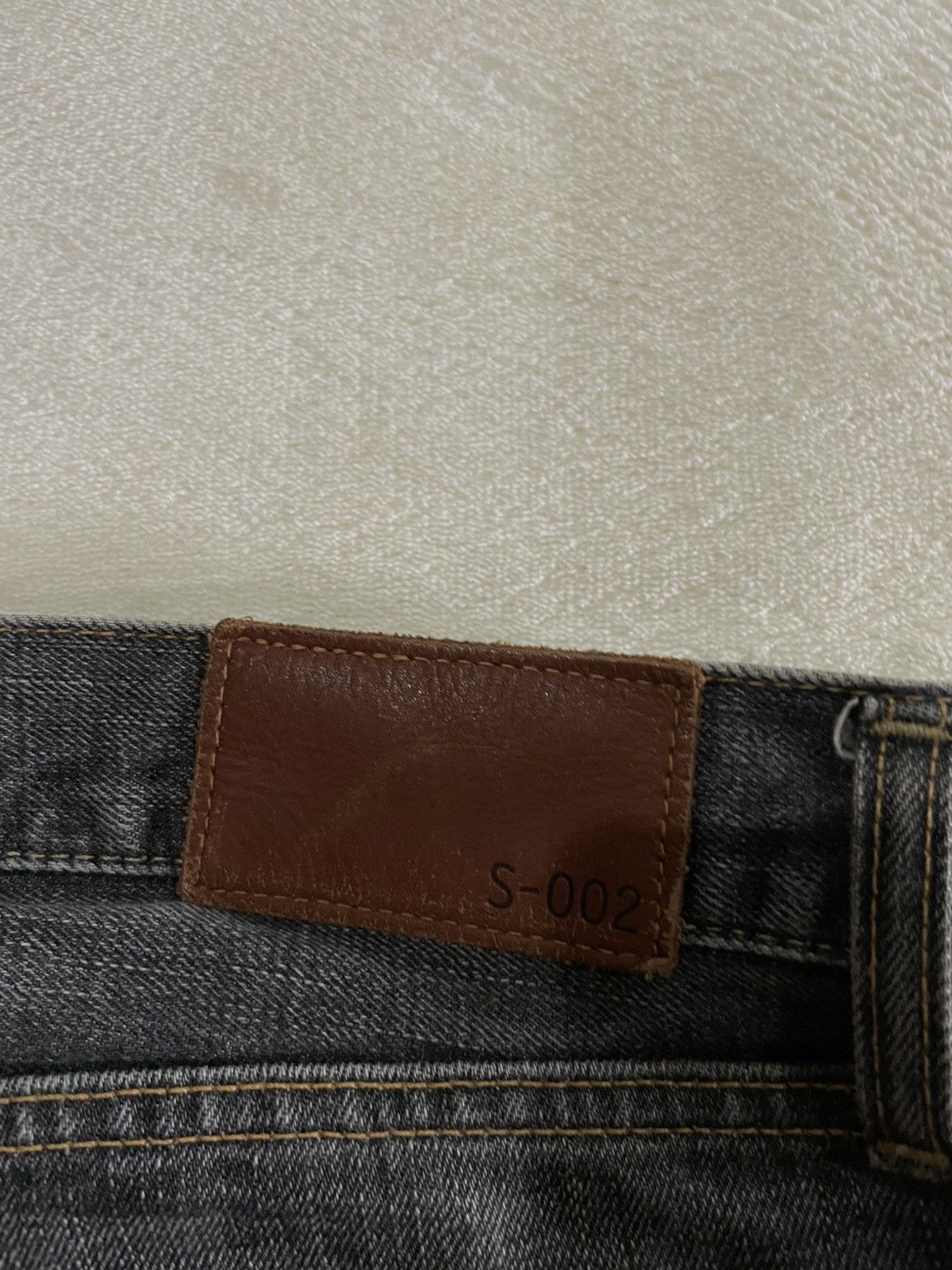 Japanese Brand Vintage Uniqlo Faded Distress Dark Denim Jeans Size US 32 / EU 48 - 14 Thumbnail