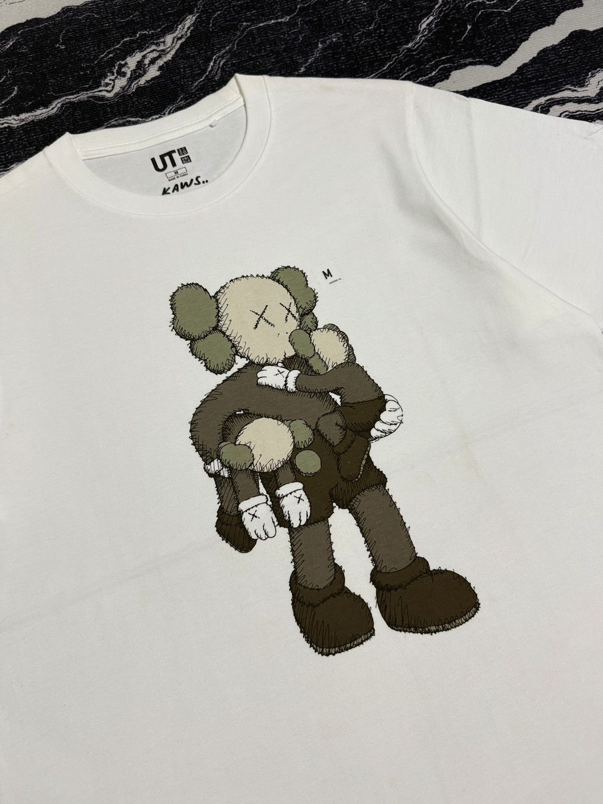 Kaws Uniqlo x kaws t shirt Size US M / EU 48-50 / 2 - 2 Thumbnail