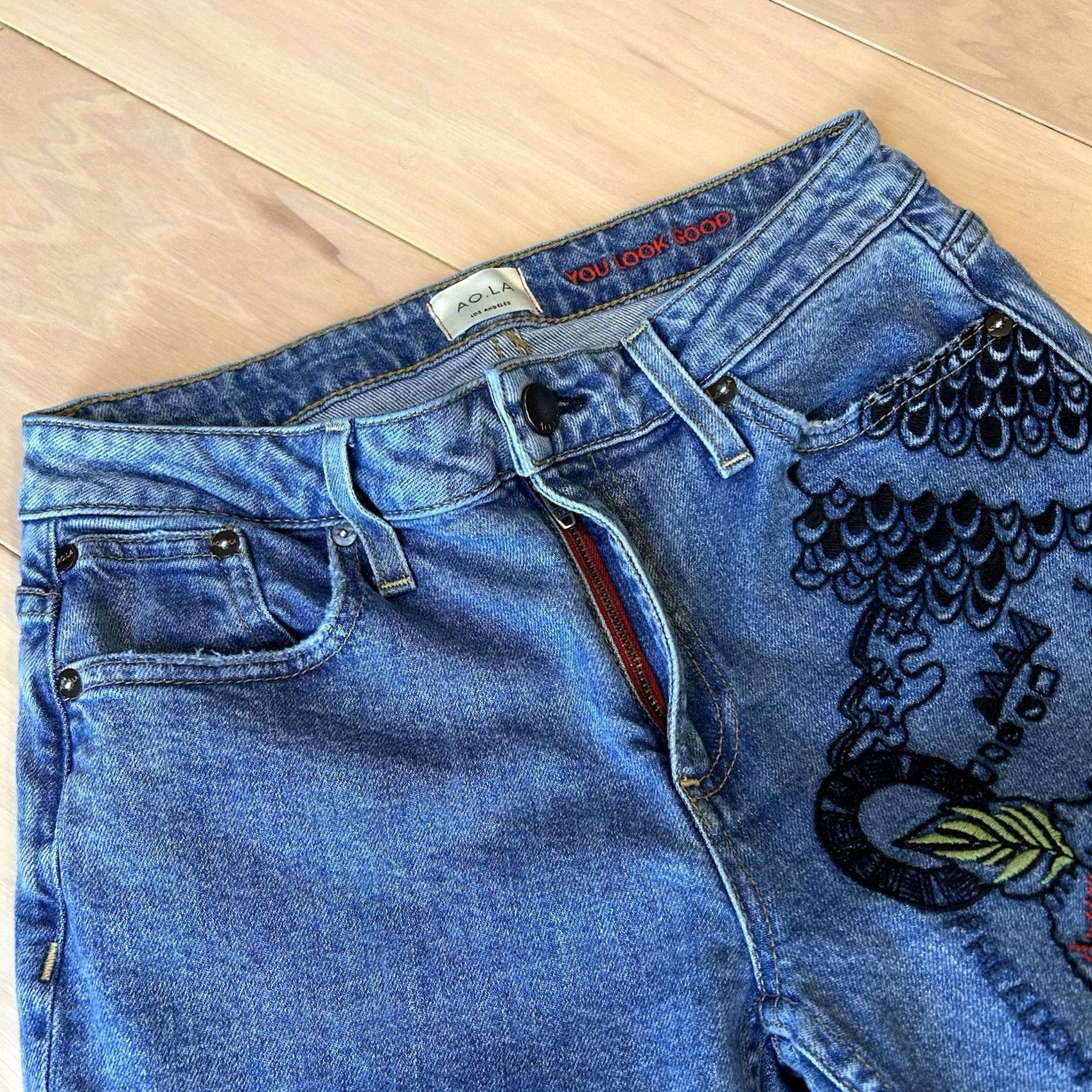 Alice + Olivia AO.LA by Alice + Olivia Women’s 27 Blue Jeans Tapered Slim Fit Mid Rise 5-Pocket Design Embroidered Logo Floral Pattern 90s Y2K Los Angeles West Coast Size 27" / US 4 / IT 40 - 3 Thumbnail