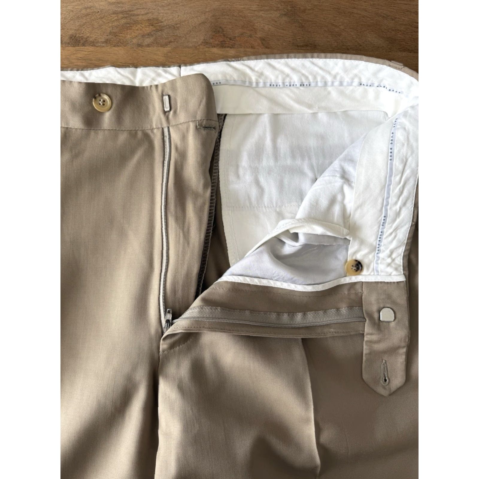 Hugo Boss VINTAGE Hugo Boss Beige Wool Dress Pants Mens 34x31 Pleated Straight Leg Office Trousers Size US 35 - 3 Thumbnail