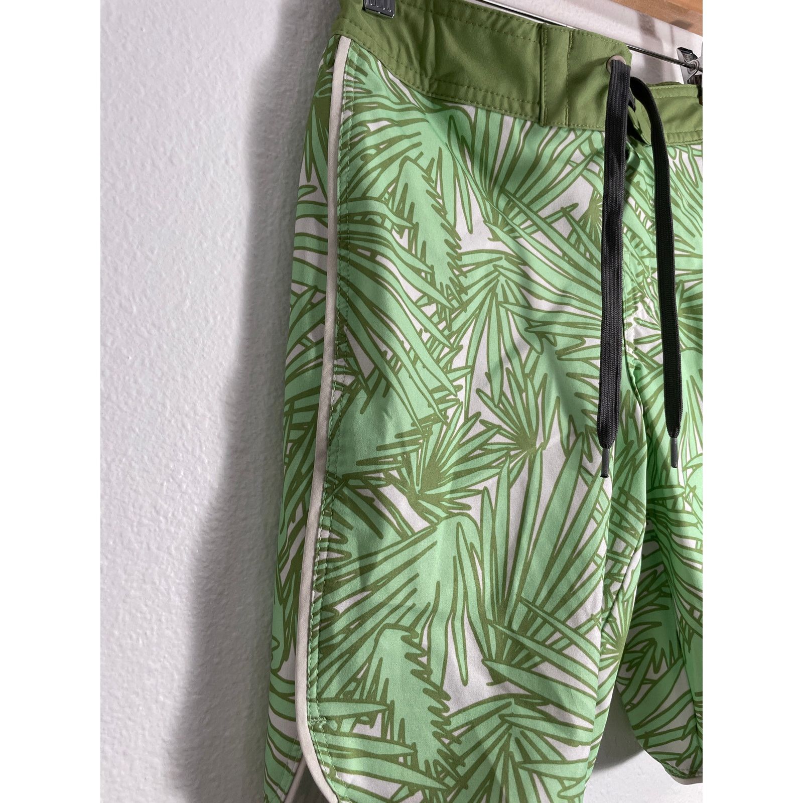 Target Basics Art Class Boys' Green Palm Tree Print Swim Shorts Youth 8 Size US 26 / EU 42 - 5 Thumbnail