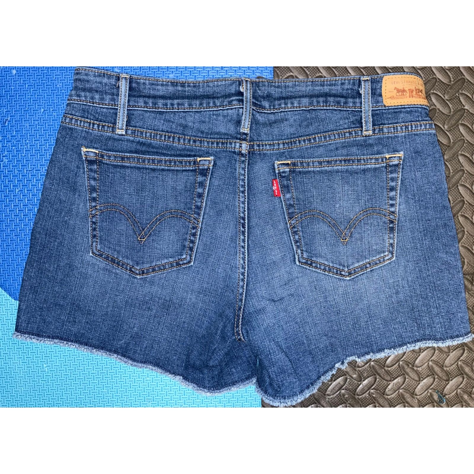 Levi's Levis women’s shorts size 6 blue jeans Size 28" / US 6 / IT 42 - 4 Thumbnail