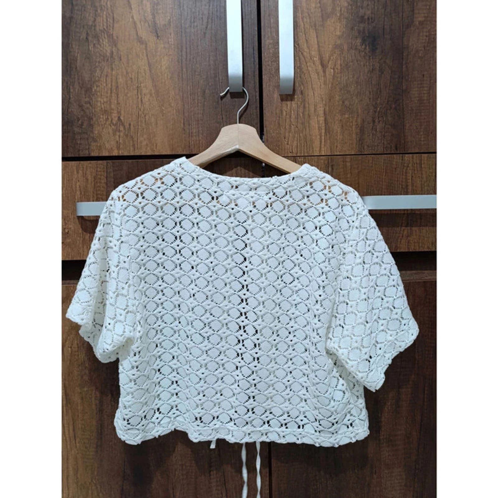 Other 3/4 Sleeve White Top with Tiny Holes and Front Straps Size M / US 6-8 / IT 42-44 - 6 Thumbnail