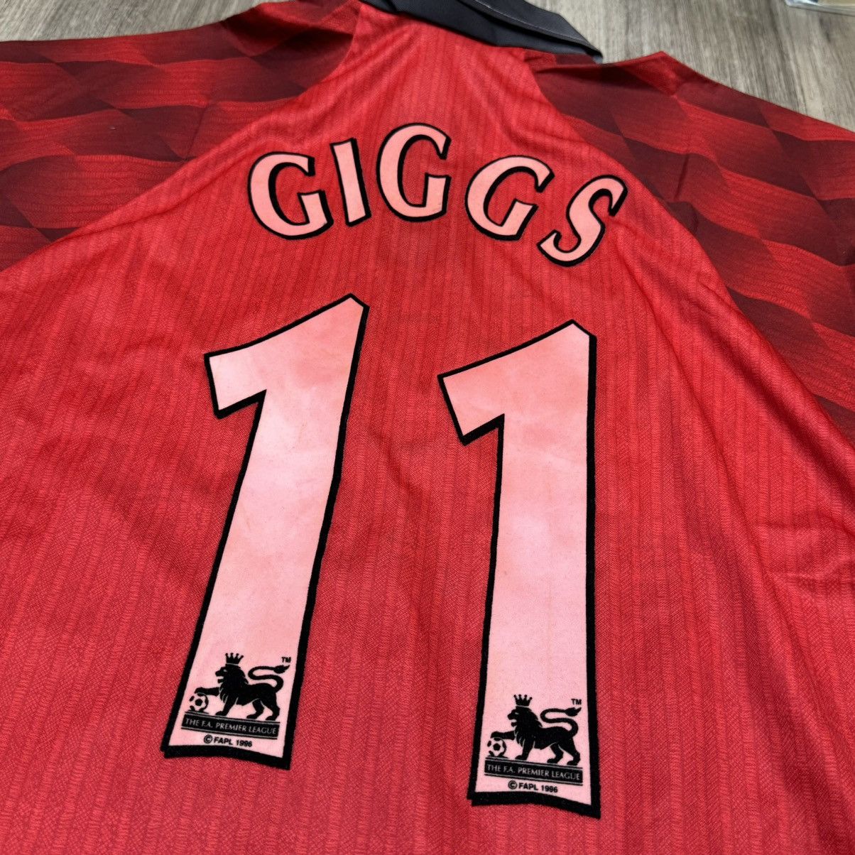 Umbro Manchester united 96/98 home shirt #11 Giggs (bnwt) Size US L / EU 52-54 / 3 - 4 Thumbnail