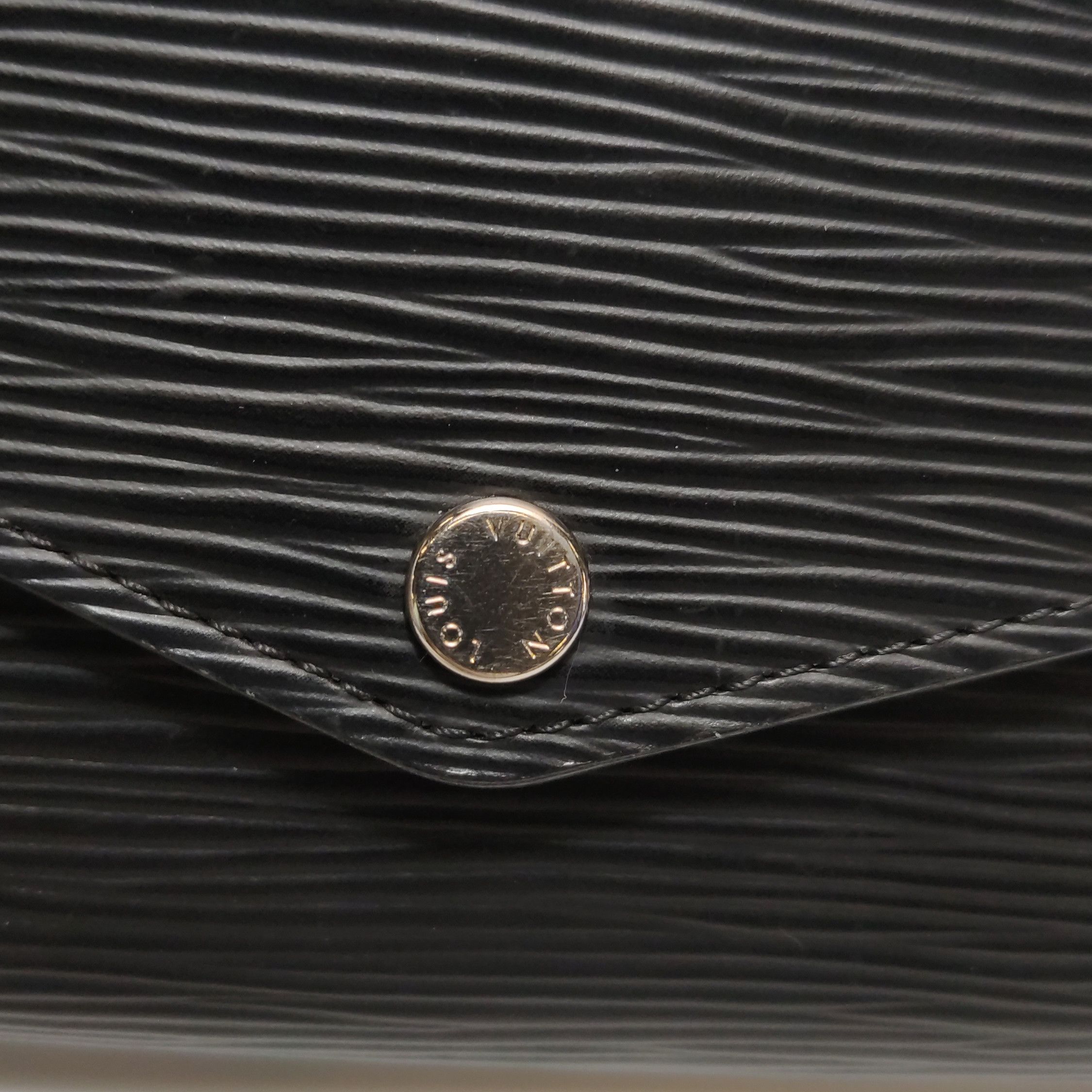 Louis Vuitton Louis Vuitton (LV) Sarah leather solid color water ripple s Size ONE SIZE - 4 Thumbnail
