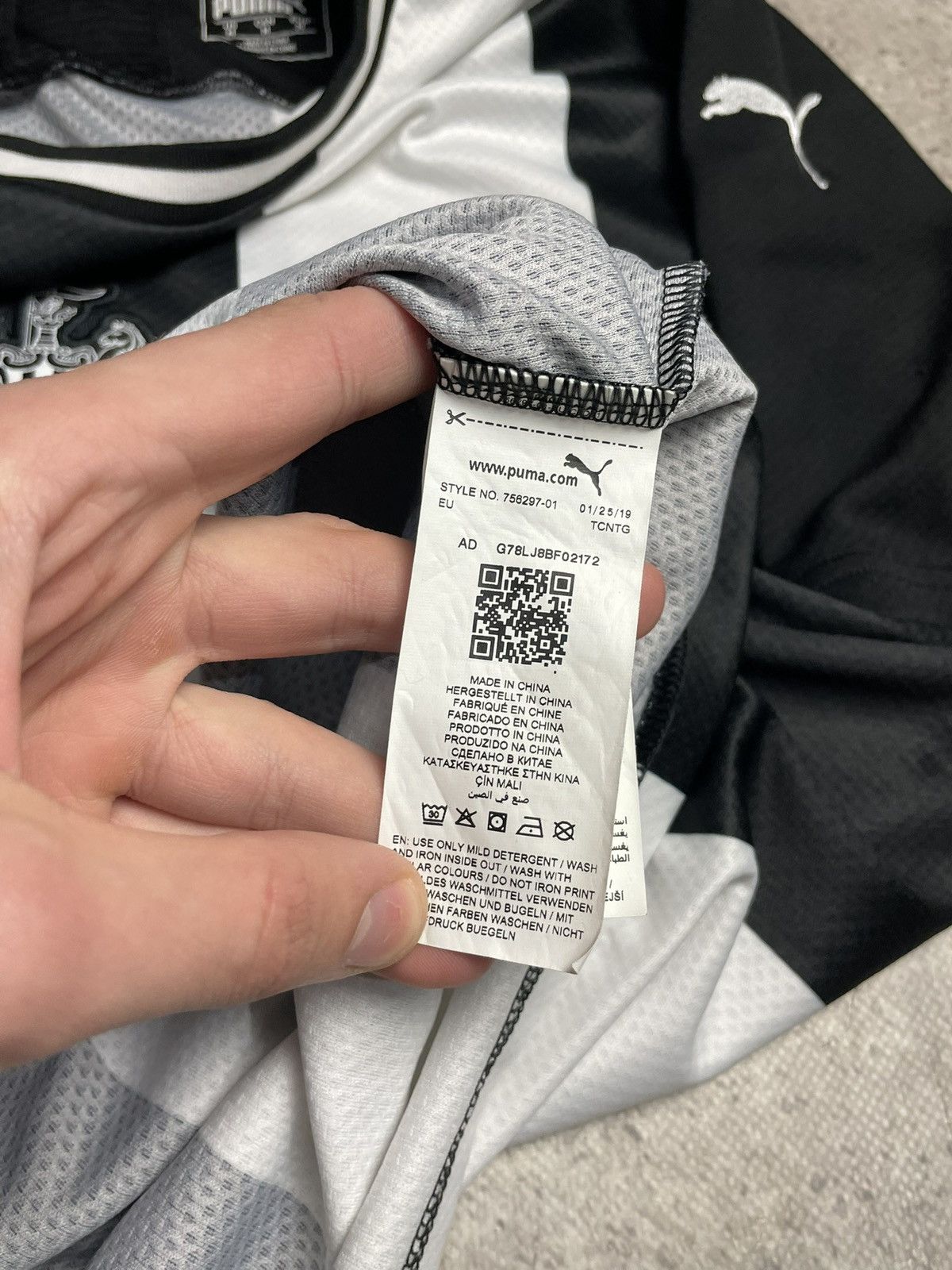 Puma Newcastle United 2019/20 Home Football Shirt Soccer Jersey Size US M / EU 48-50 / 2 - 9 Thumbnail