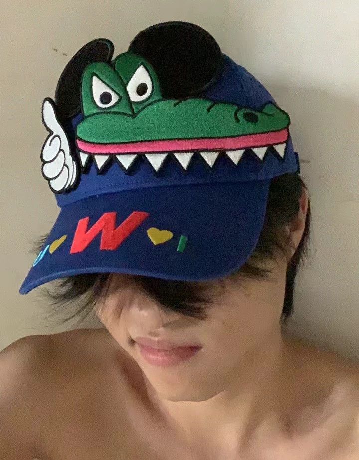 Walter Van Beirendonck walter van beirendonck Cartoon crocodile and small fish ha Size ONE SIZE - 4 Thumbnail