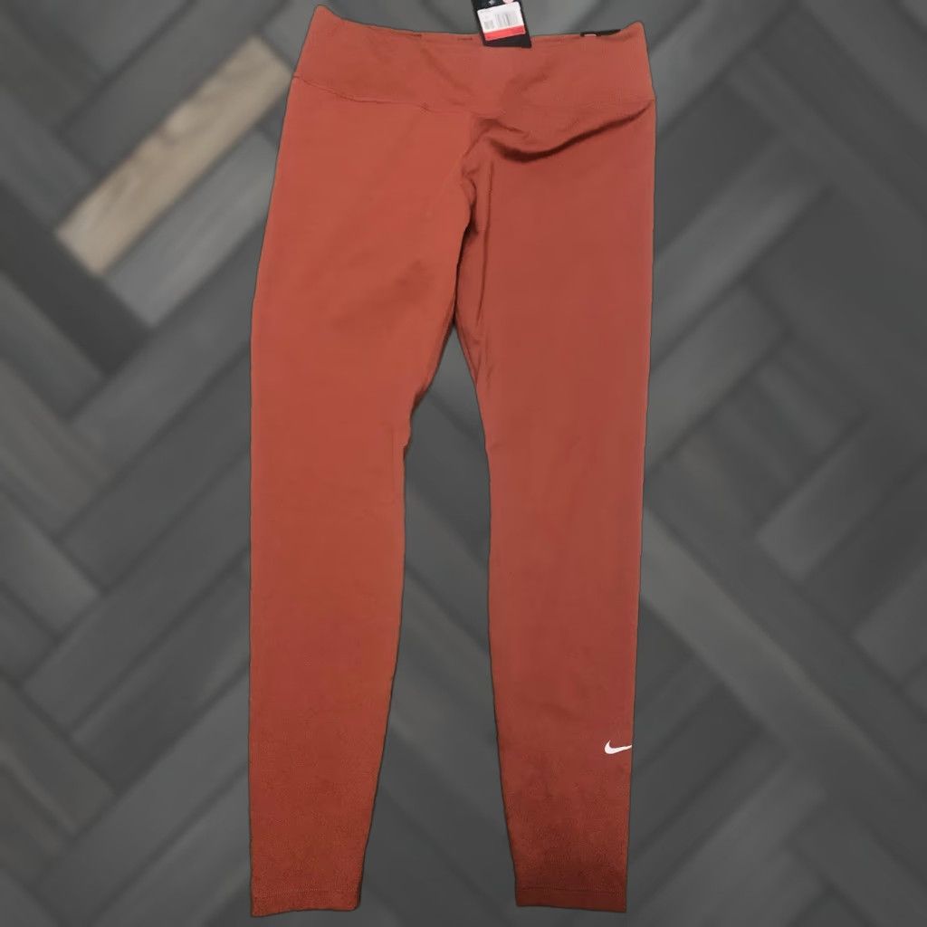 Nike **Nike Pink Tight Fit Performance Leggings** User: **Nike Tight Fit Pink Performance Leggings** Size 36" / US 14 / IT 50 - 1 Thumbnail