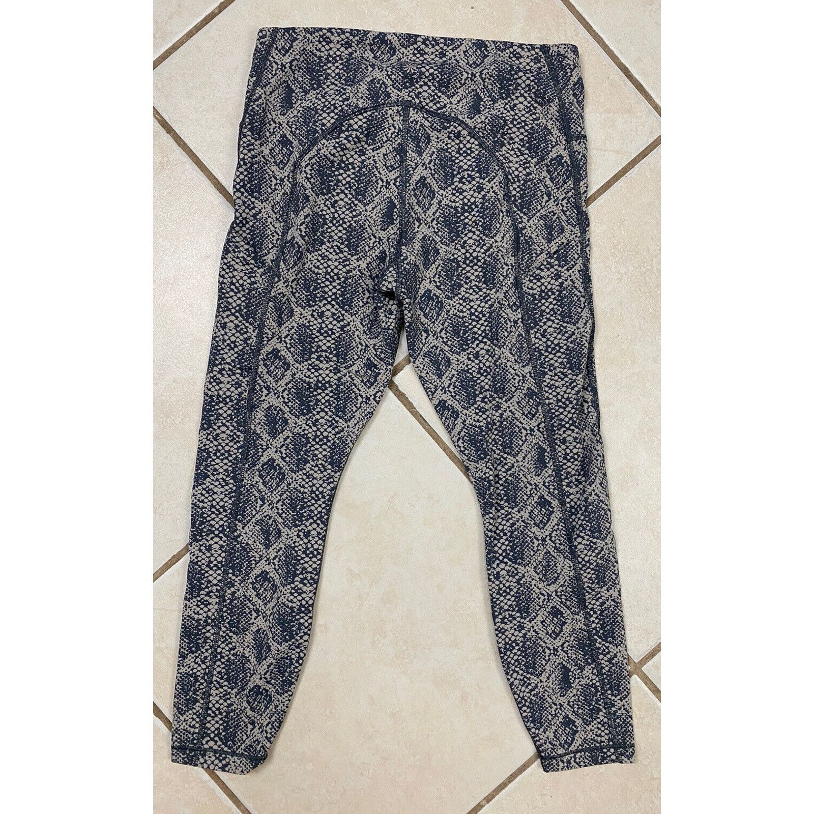 Athleta Athleta Ultimate 7/8 Tight S Snakeskin Stretchy Athleisure Size 24" / US 00 / IT 34 - 4 Thumbnail
