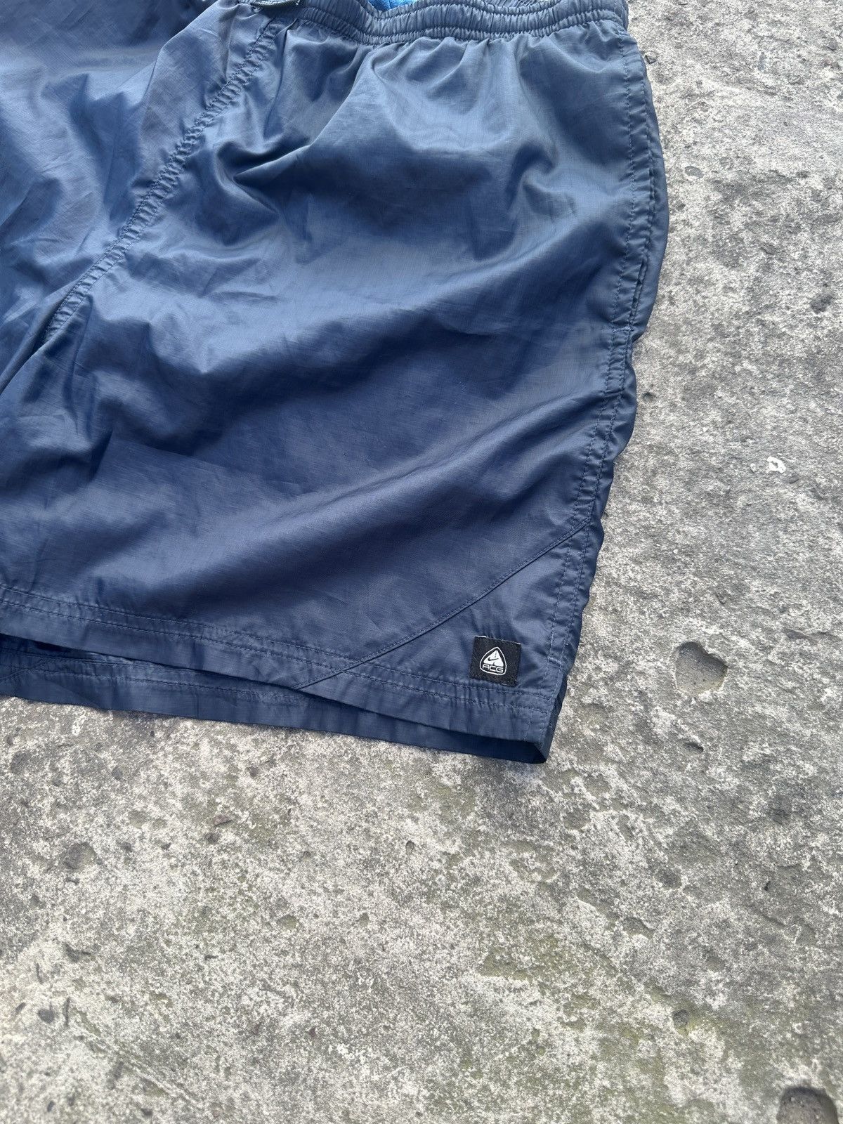 Nike ACG Y2K vintage ACG Nike shorts 90s swoosh Streetwear rare hype Size US 34 / EU 50 - 2 Thumbnail