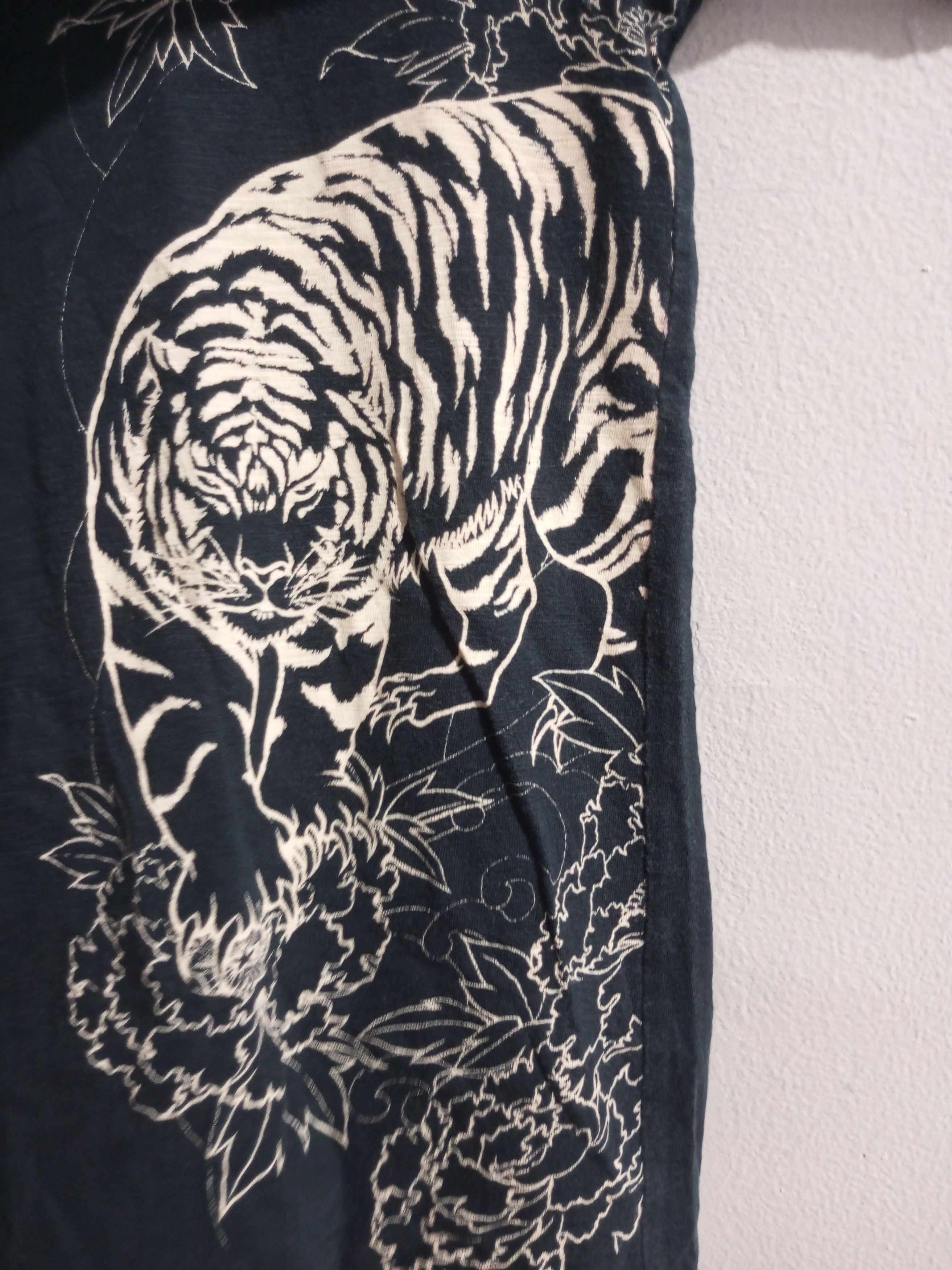 Karakuri Tamashii Vintage sukajan Shanghai colar dragon vs tigers tee Size US L / EU 52-54 / 3 - 5 Thumbnail