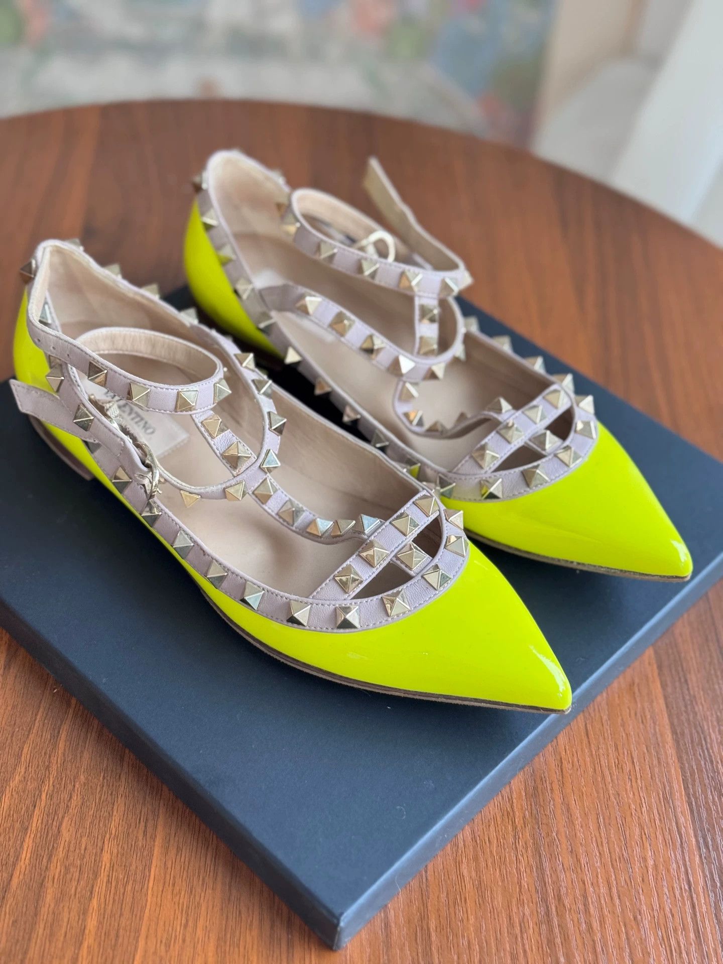 Valentino Valentino 98 New low-top studded yellow EUR 37.5 Size US 6.5 / IT 36.5 - 3 Thumbnail