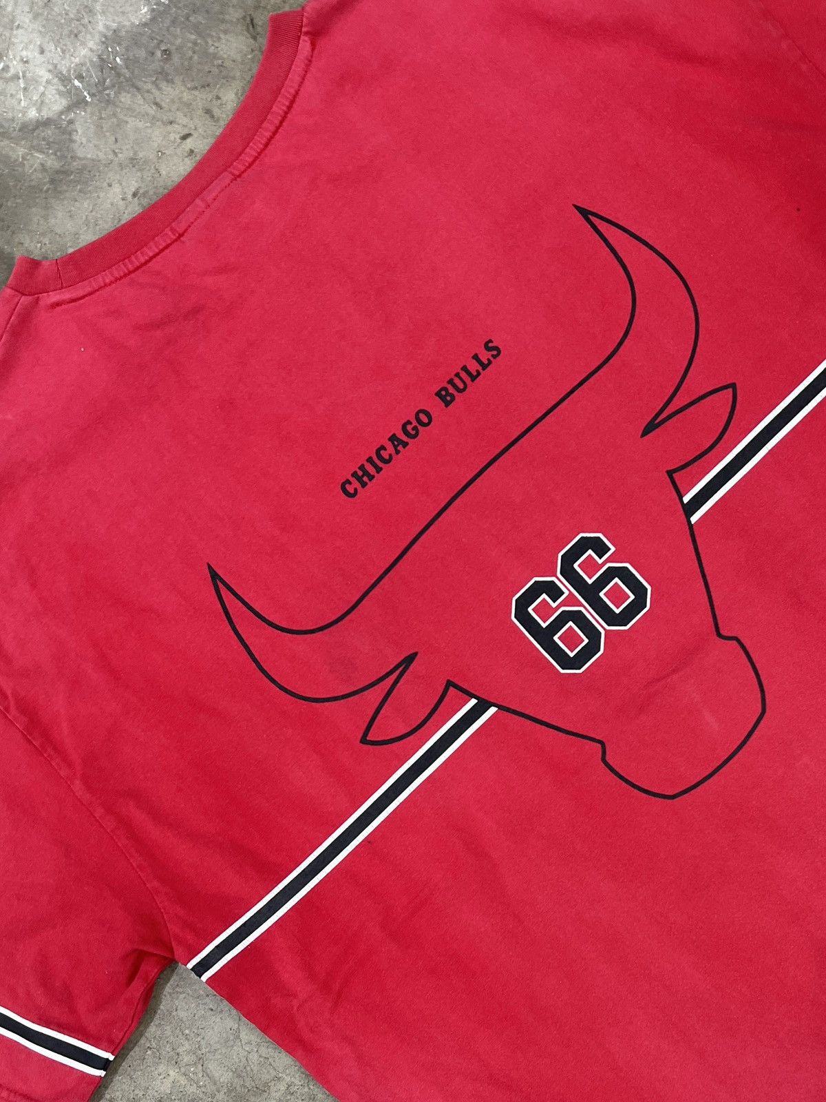 NBA × Vintage Vintage NBA Chicago Bulls Bull Stripe Tee XL Size US XL / EU 56 / 4 - 4 Thumbnail