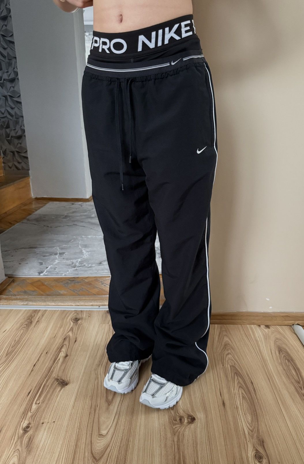 Nike Vintage 00’s Nike Swoosh Women’s Parachute Track Pants Size 26" / US 2 / IT 38 - 1 Thumbnail