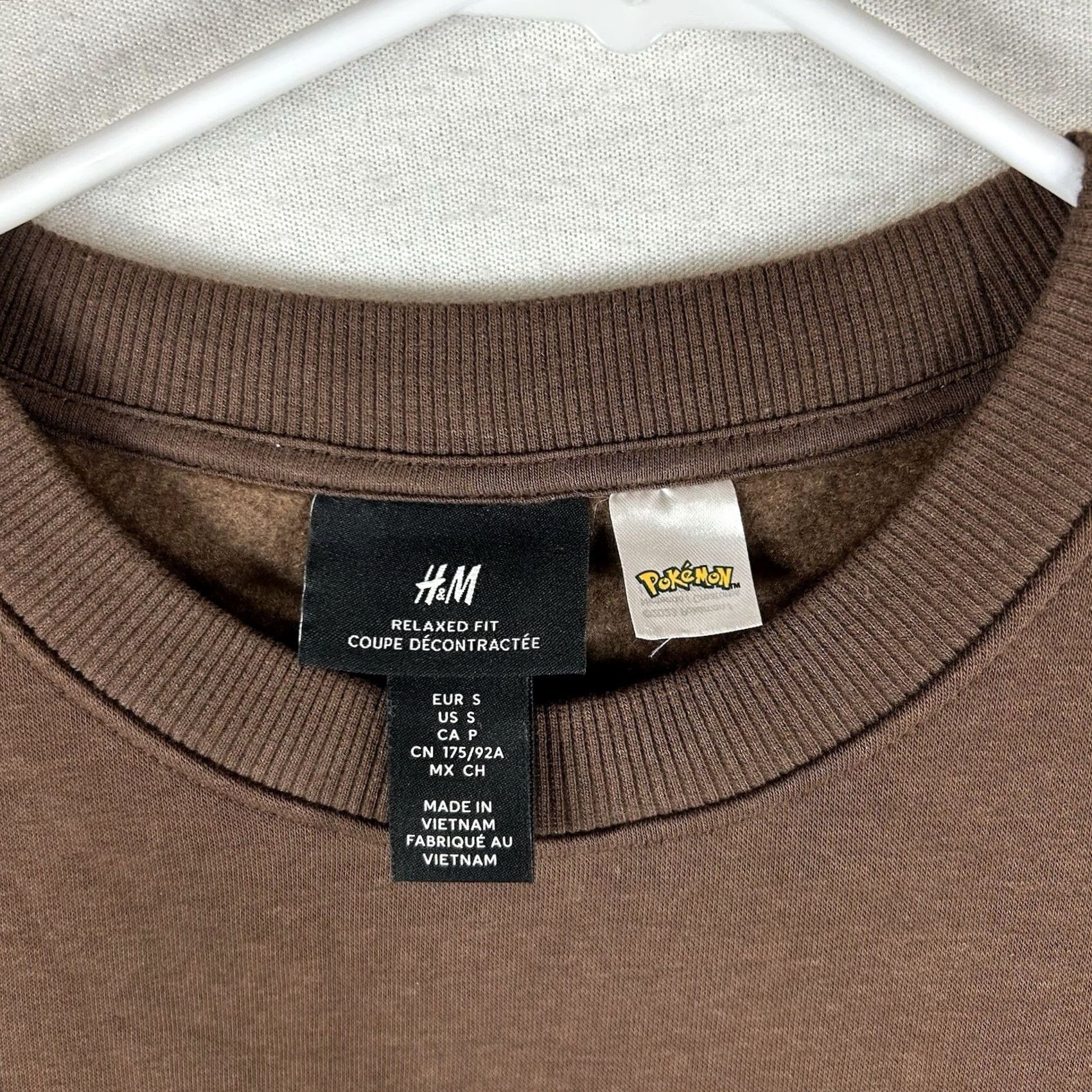 H&M H&M Pikachu Graphic Print Long Sleeve Sweatshirt Mens Small Relaxed Fit Brown Crew Neck Pullover Knit Cotton Blend Size US M / EU 48-50 / 2 - 2 Thumbnail