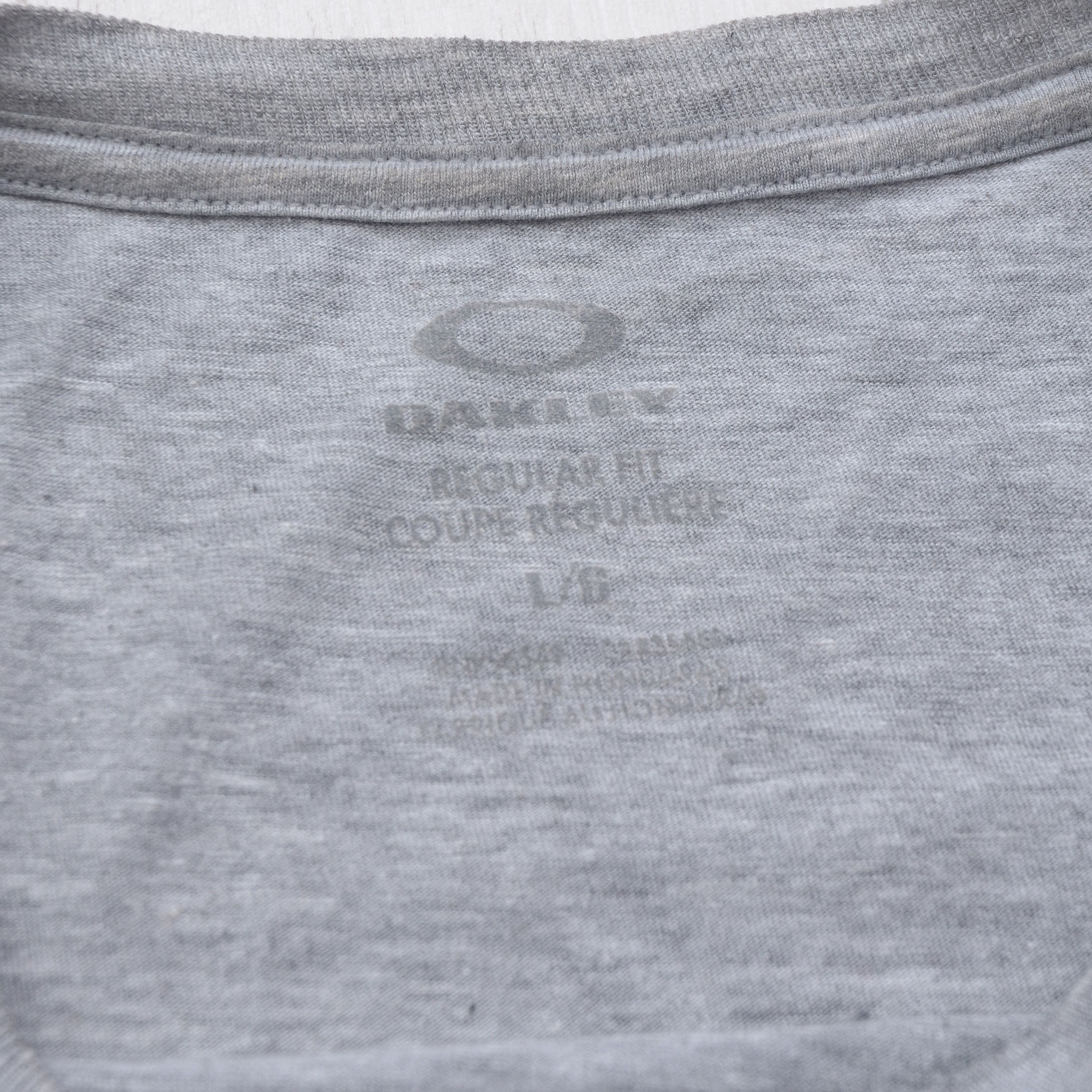 Oakley × Vintage Vintage Oakley Big Logo Tee T-shirt Gray Men's Y2K Style Size US L / EU 52-54 / 3 - 6 Thumbnail
