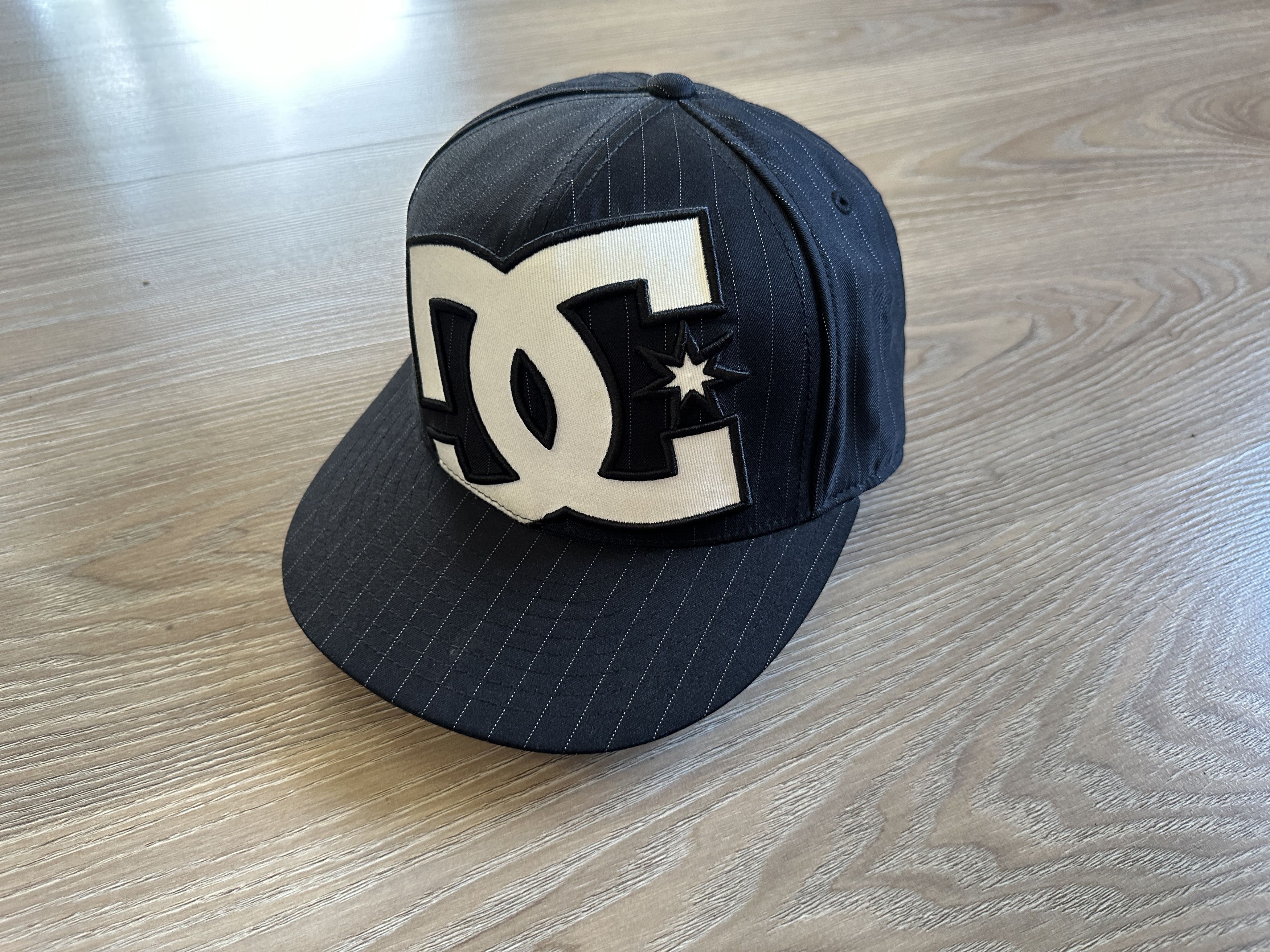 DC × Vintage Vintage DC Shoes Black Stripe Snapback Big Embroidered Logo Size ONE SIZE - 2 Thumbnail