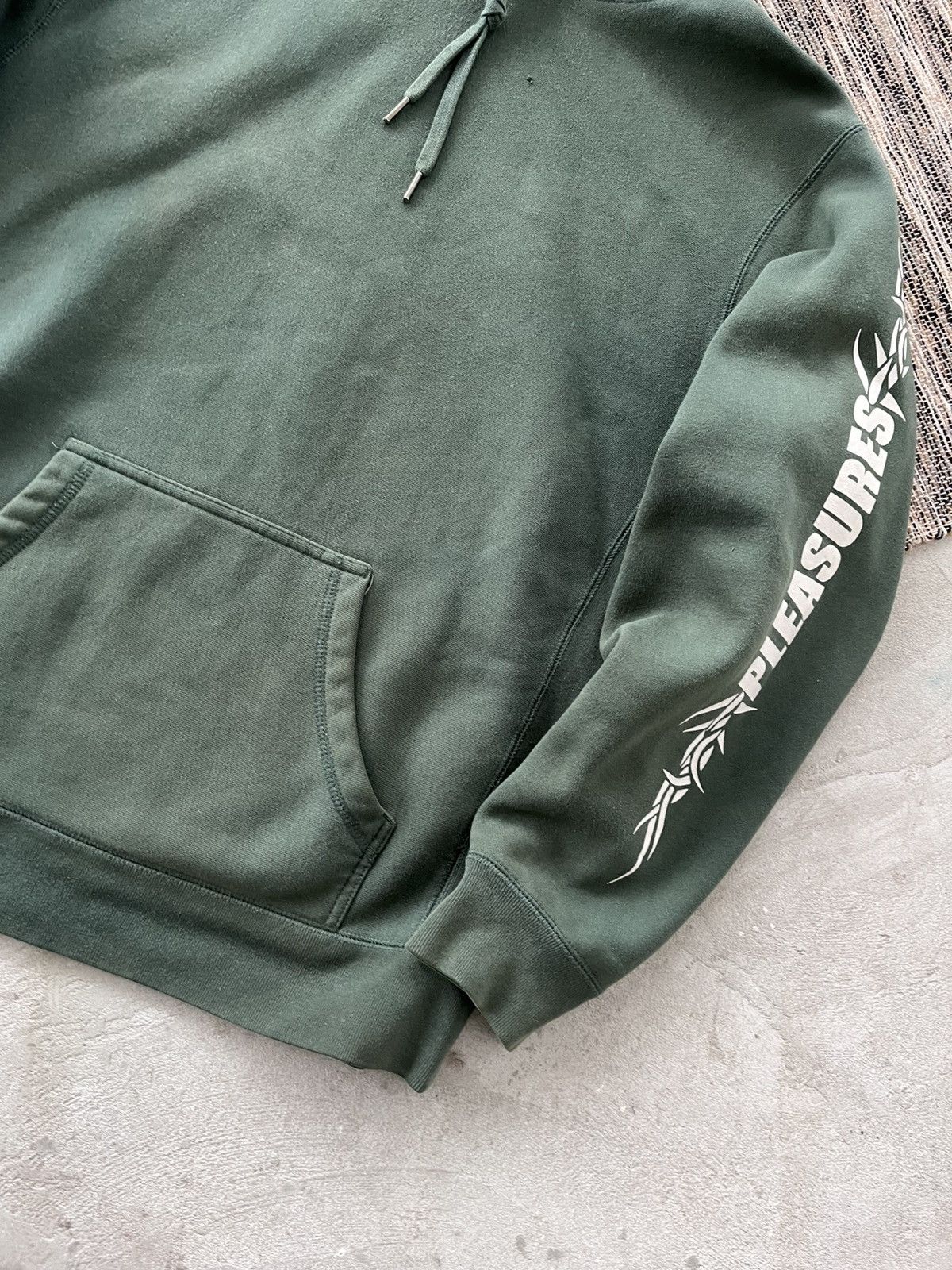 Pleasures Vintage Rare Pleasures Green Hoodie Sleeve Logo Y2K sk8 Size US L / EU 52-54 / 3 - 6 Thumbnail