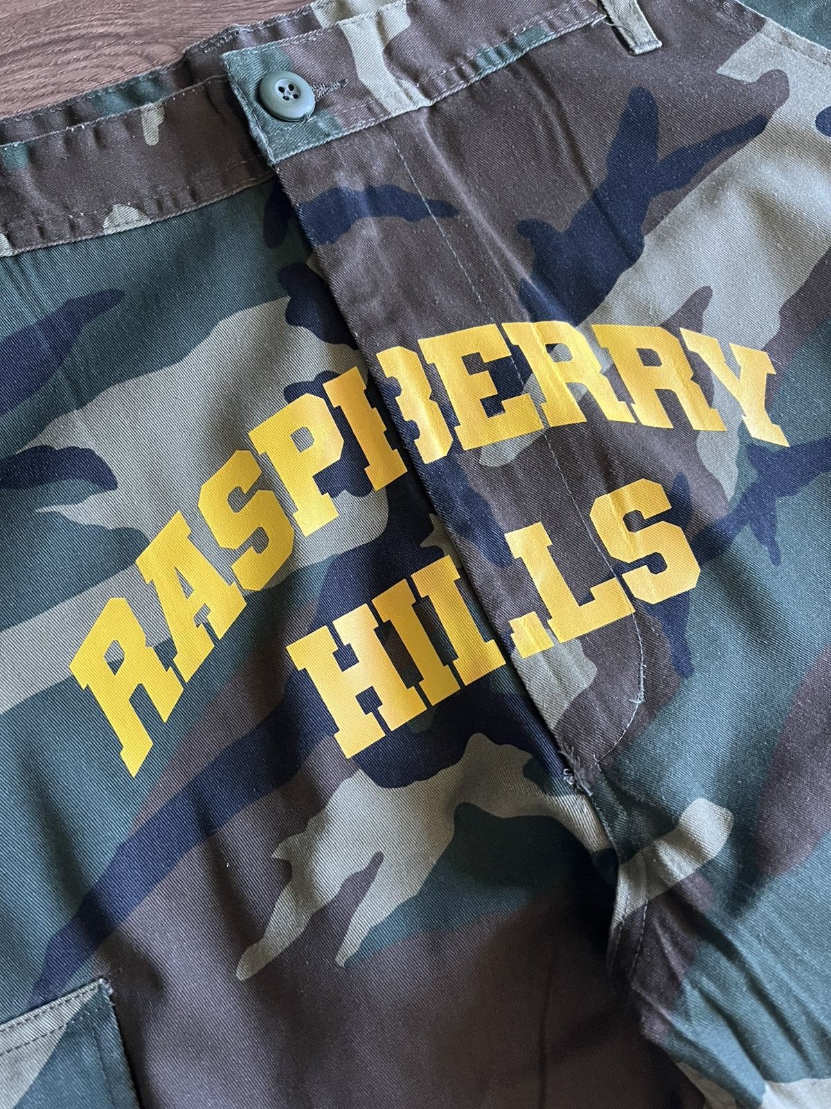The GV Gallery The GV Gallery Raspberry Hills Camo Cargo Pants Size Medium Size US 32 / EU 48 - 2 Thumbnail
