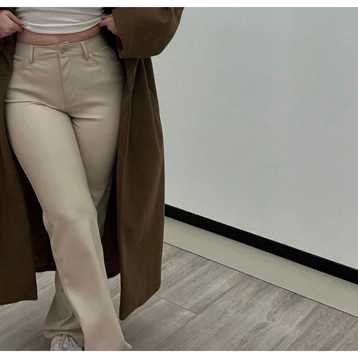 Zara ZARA BLOGGER FAVORITE STRAIGHT LEG FAUX LEATHER PANTS BEIGE Size 28" / US 6 / IT 42 - 8 Thumbnail
