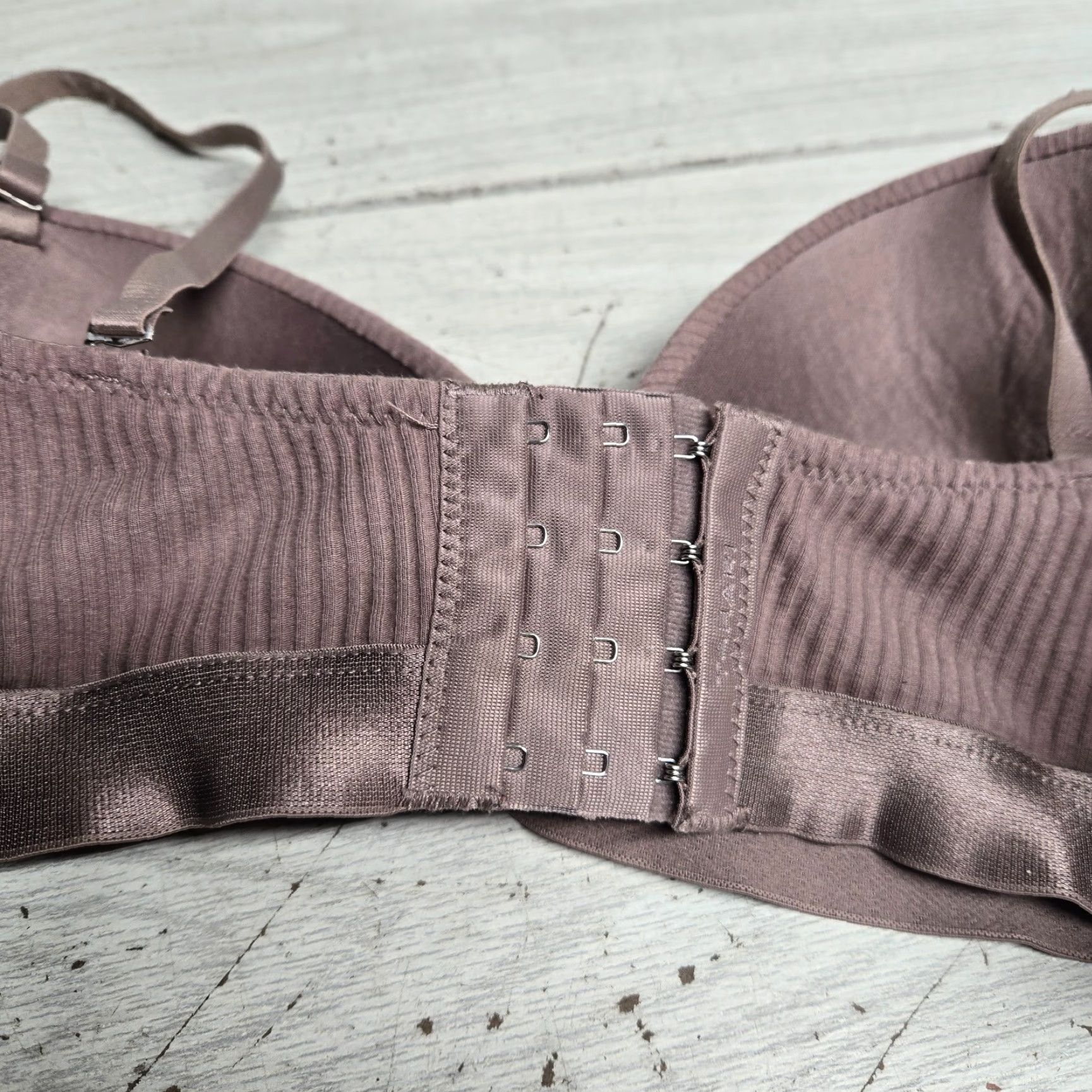 Vintage Tahari Bra Purple Adult Women's 38C Seamless Wireless T-Shirt Back Closure Straps 38 Band Size Size ONE SIZE - 3 Thumbnail