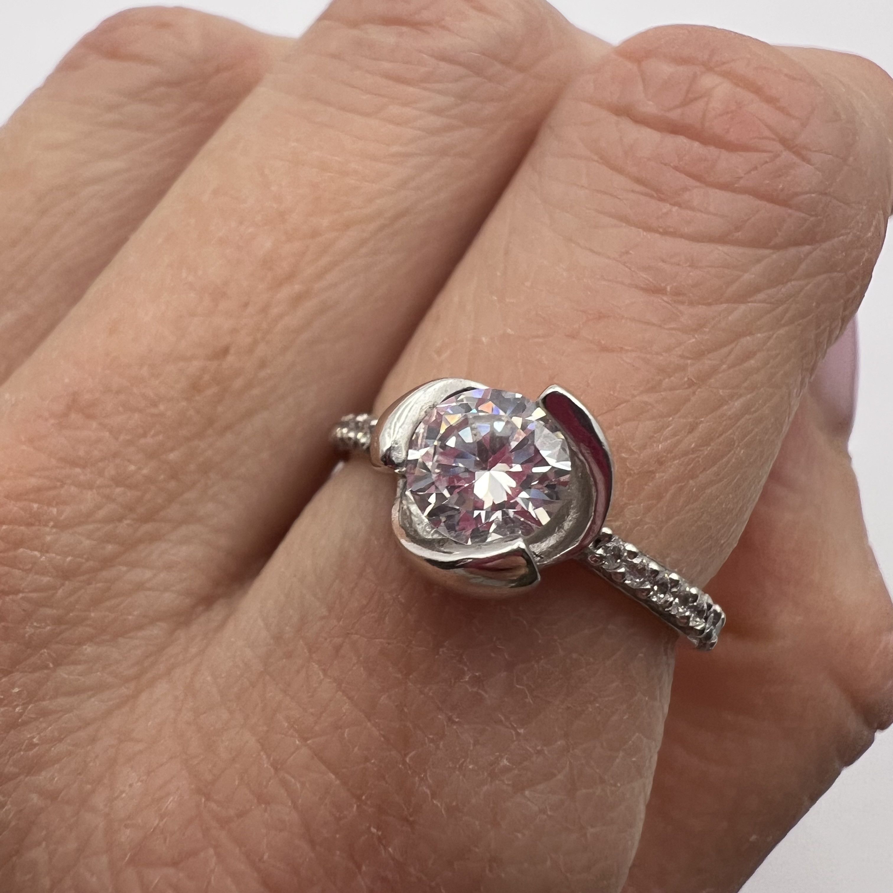 Vintage 925 Sterling Silver Ring Size 7 CZ Stone Pavé Band 2.1g Size ONE SIZE - 1 Thumbnail