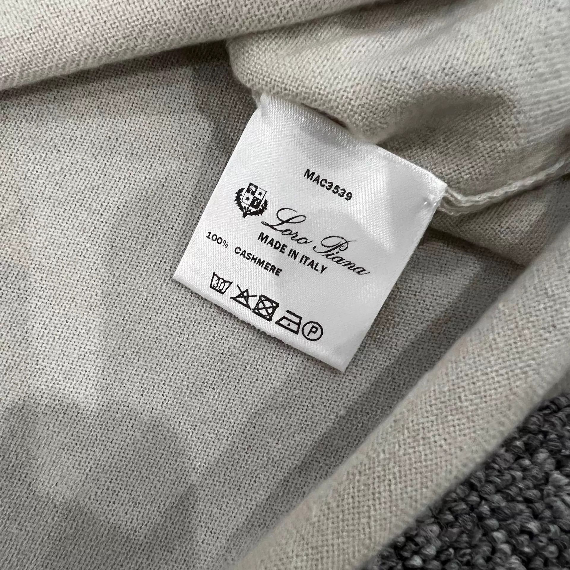 Loro Piana Loro Piana minimal cashmere knit metal logo 99new EU44 Size US S / EU 44-46 / 1 - 5 Thumbnail