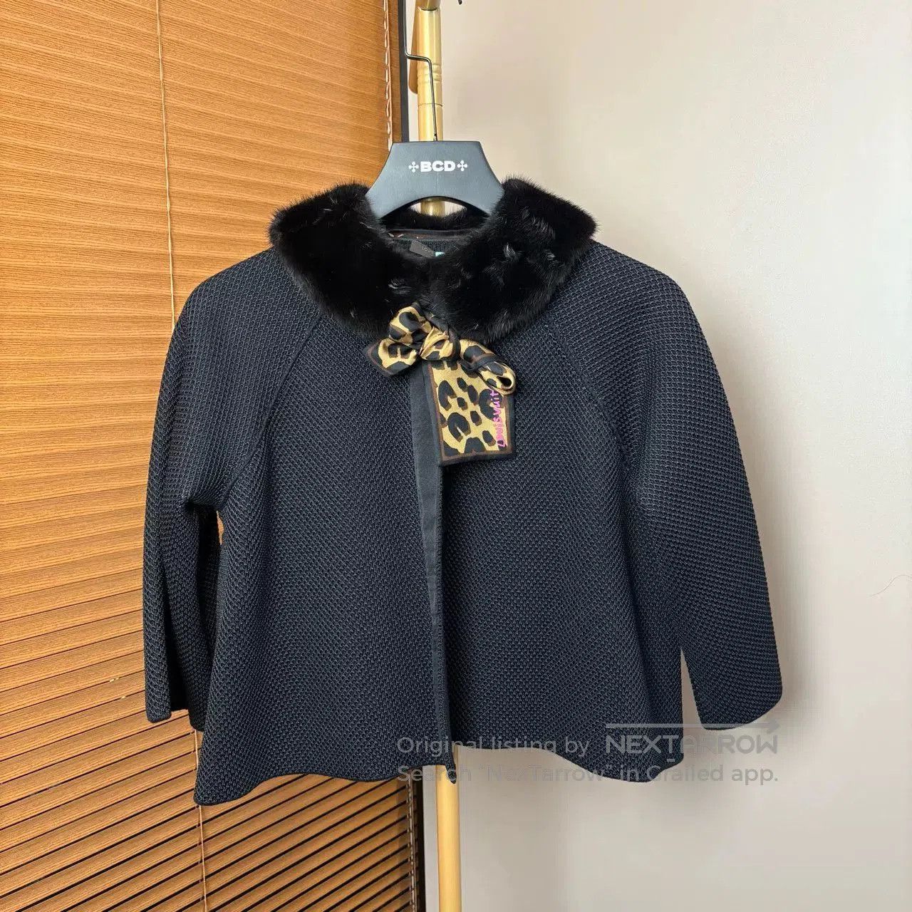 Louis Vuitton Louis Vuitton Black Fur Collar Short Coat. Size M / US 6-8 / IT 42-44 - 1 Thumbnail
