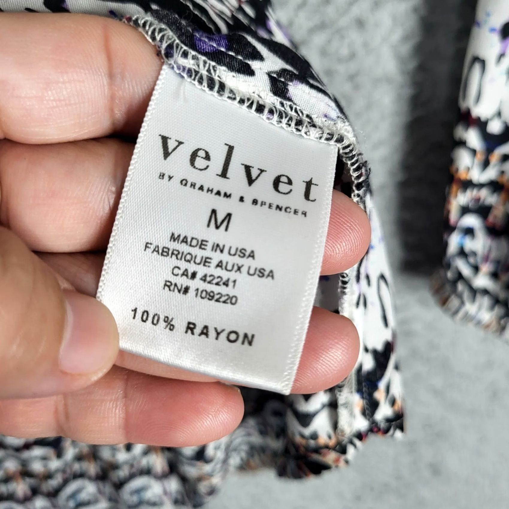 Velvet Velvet BY GRAHAM & SPENCER Abstract Print Women's V-neck Blouse M Multicolor Long Sleeve Shirt Womens Regular Size M Velvet BY GRAHAM & SPENCERMADE Size M / US 6-8 / IT 42-44 - 5 Thumbnail