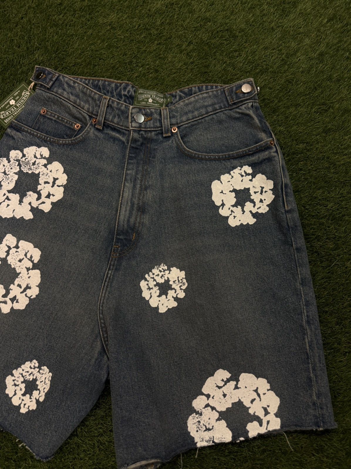 DENIM TEARS Denim Tears Cotton Wreath Shorts Size M Blue (NEW) Size US 28 / EU 44 - 4 Thumbnail