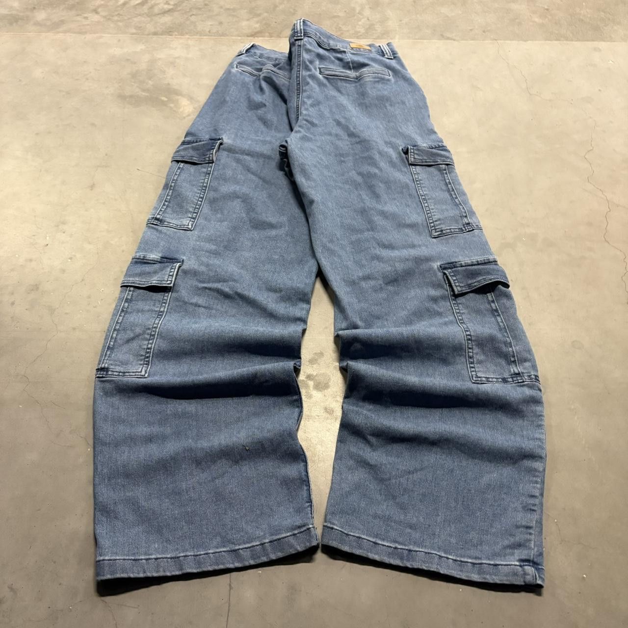 Vintage Crazy Vintage Y2K/2000s Super Baggy Medium Wash Skater Style Cargo Denim Pants! Size US 32 / EU 48 - 4 Thumbnail