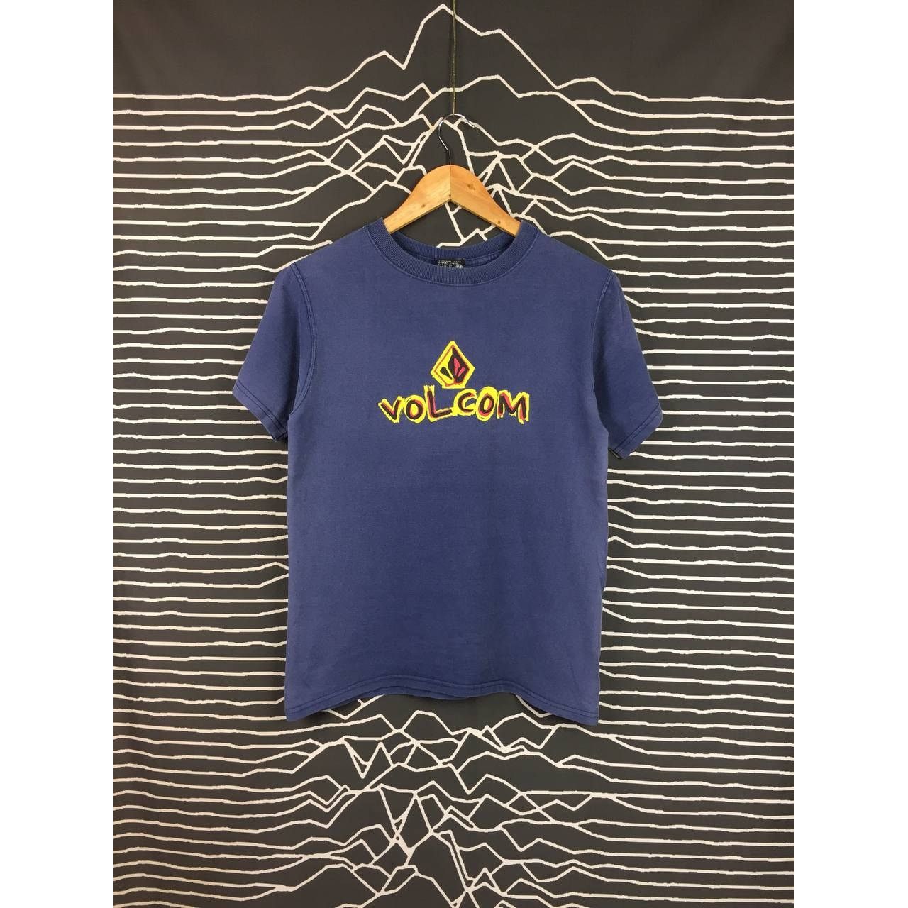 Vintage × Volcom Vtg Y2K Volcom Spell Out Logo Skateboards Surfwear Tee Size US S / EU 44-46 / 1 - 2 Thumbnail