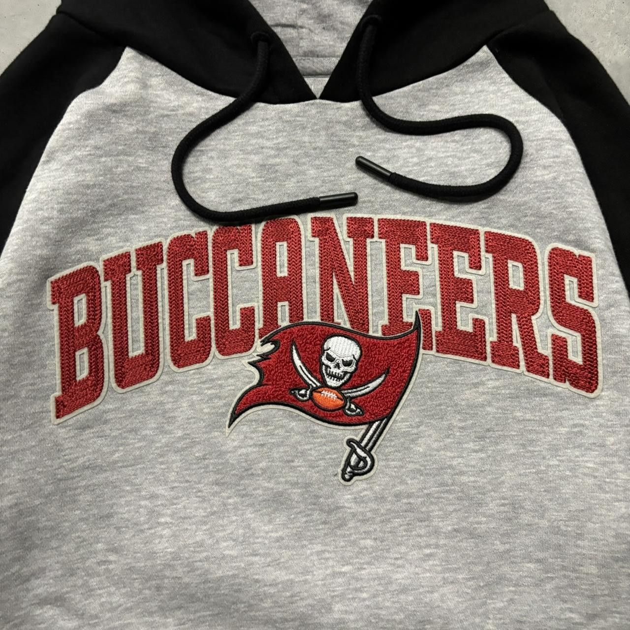 NFL × Vintage Crazy Vintage Y2K/2000s Grey Tampa Bay Buccaneers NFL Spellout Sports Hoodie! Size US S / EU 44-46 / 1 - 5 Thumbnail